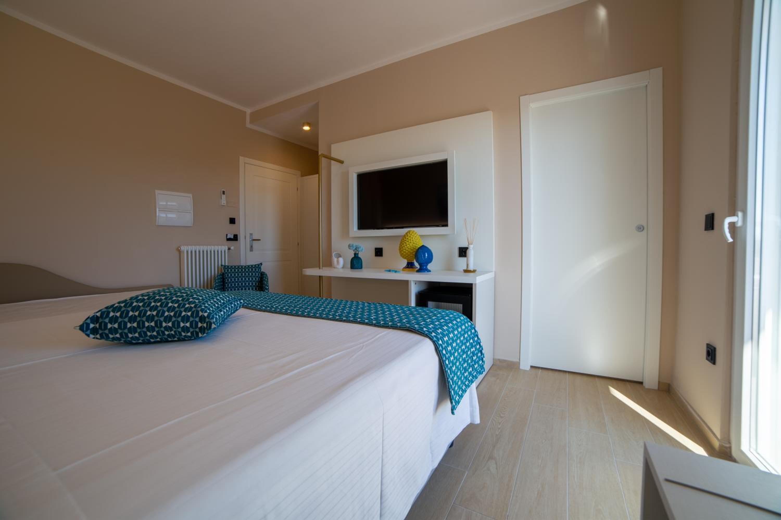 Deluxe Room - Photo 8