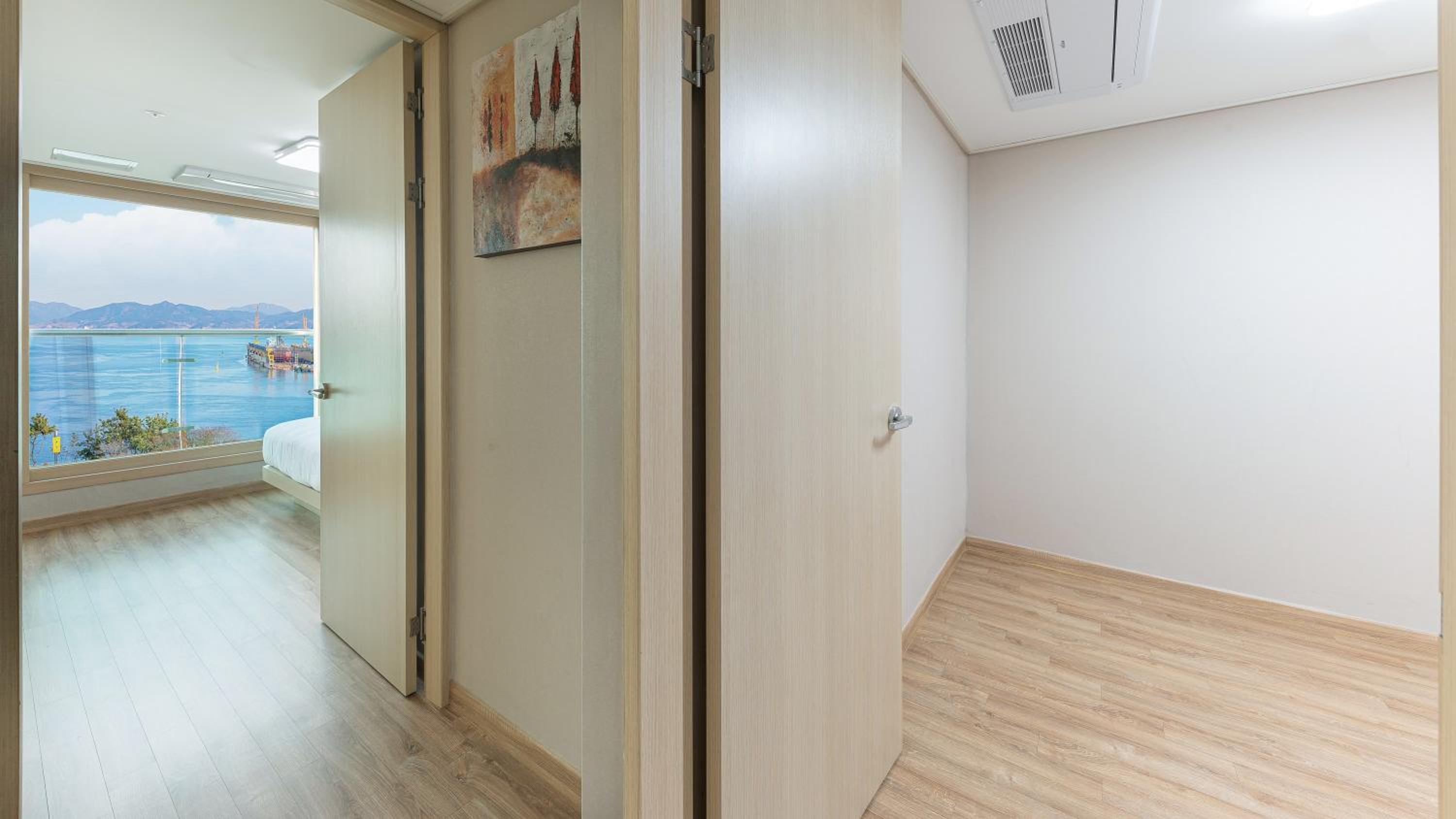 Luxury Suite with Ocean View - Photo 3