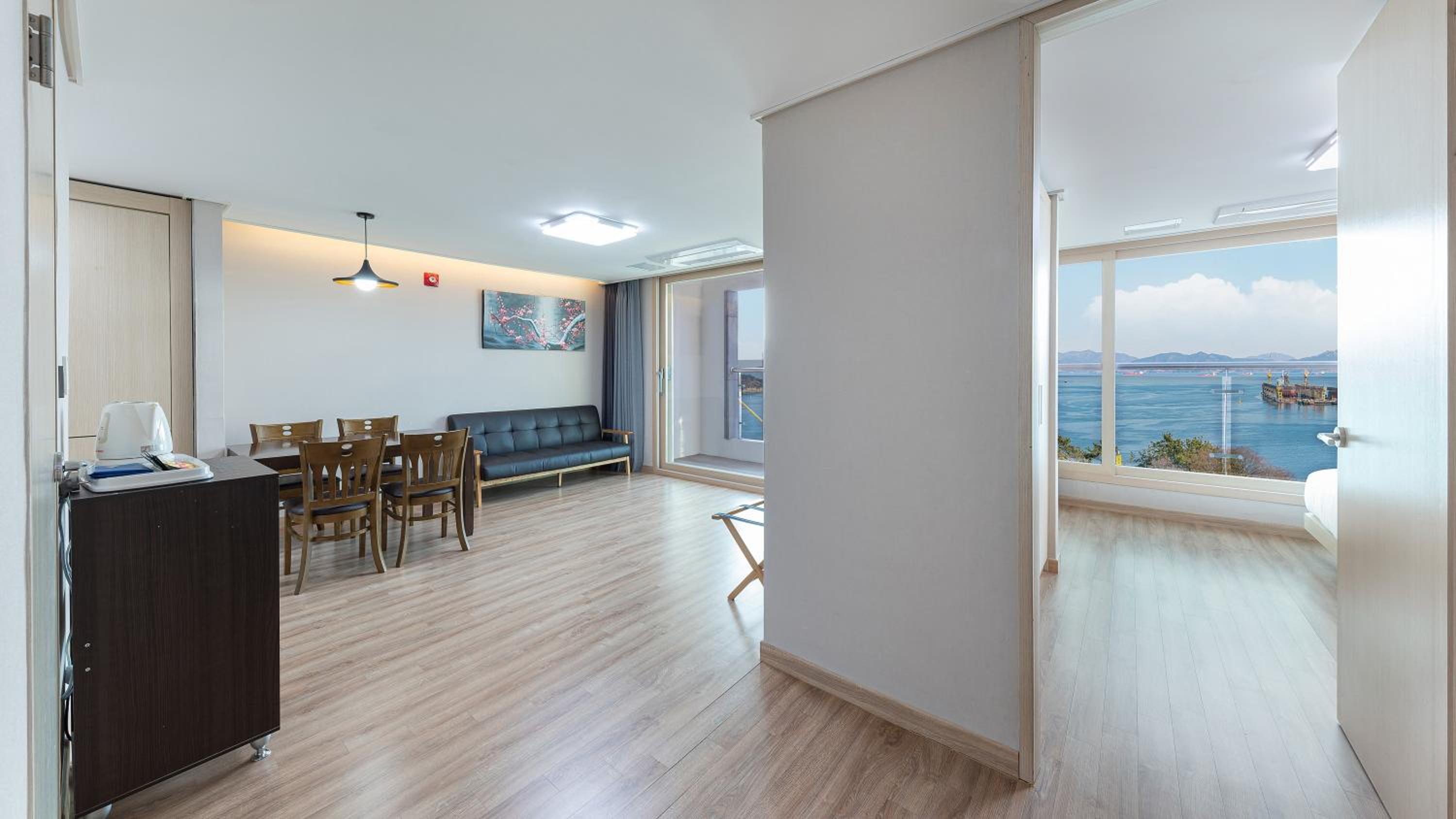 Luxury Suite with Ocean View - Photo 7