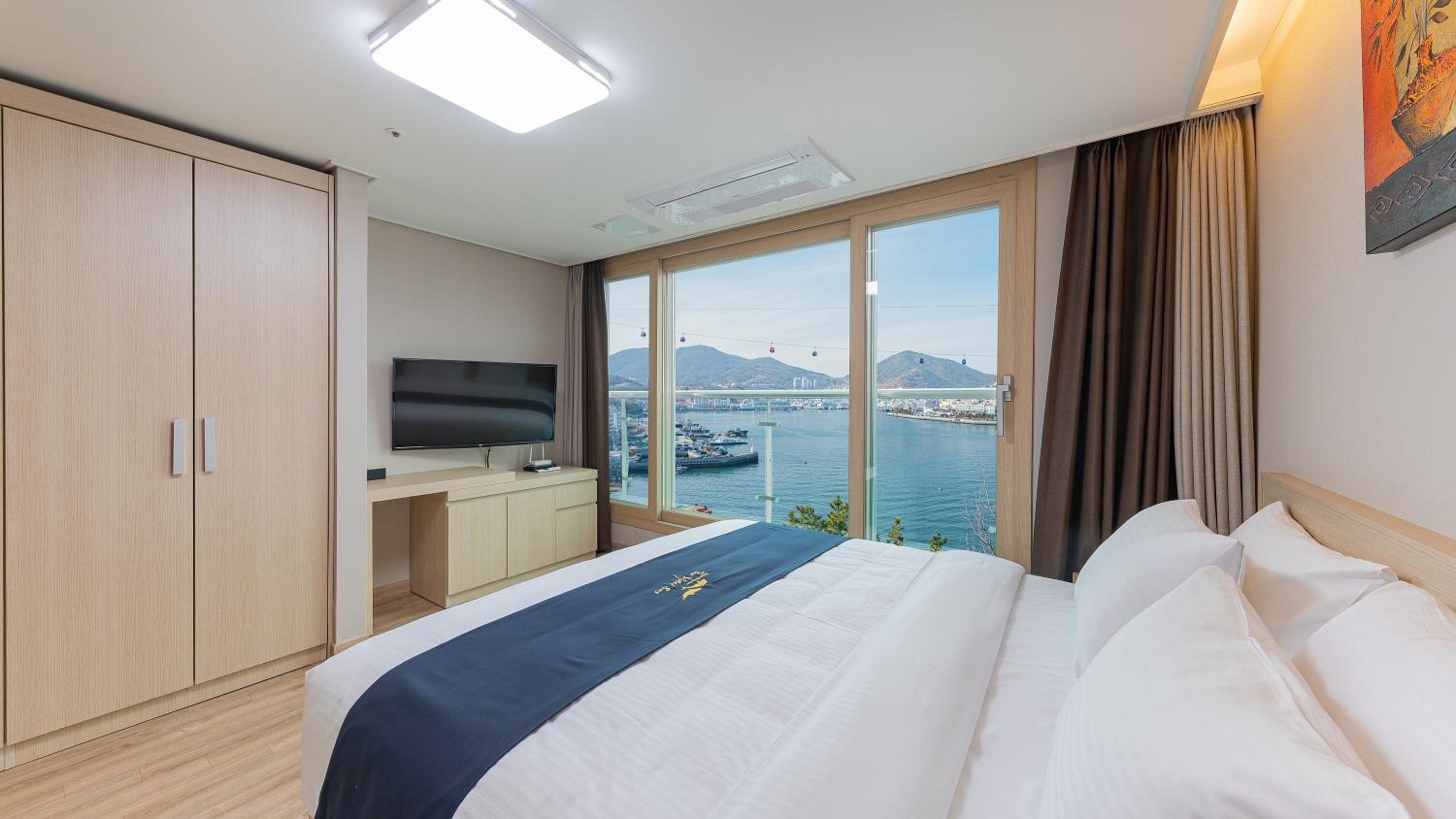 Luxury Suite with Ocean View - Photo 6