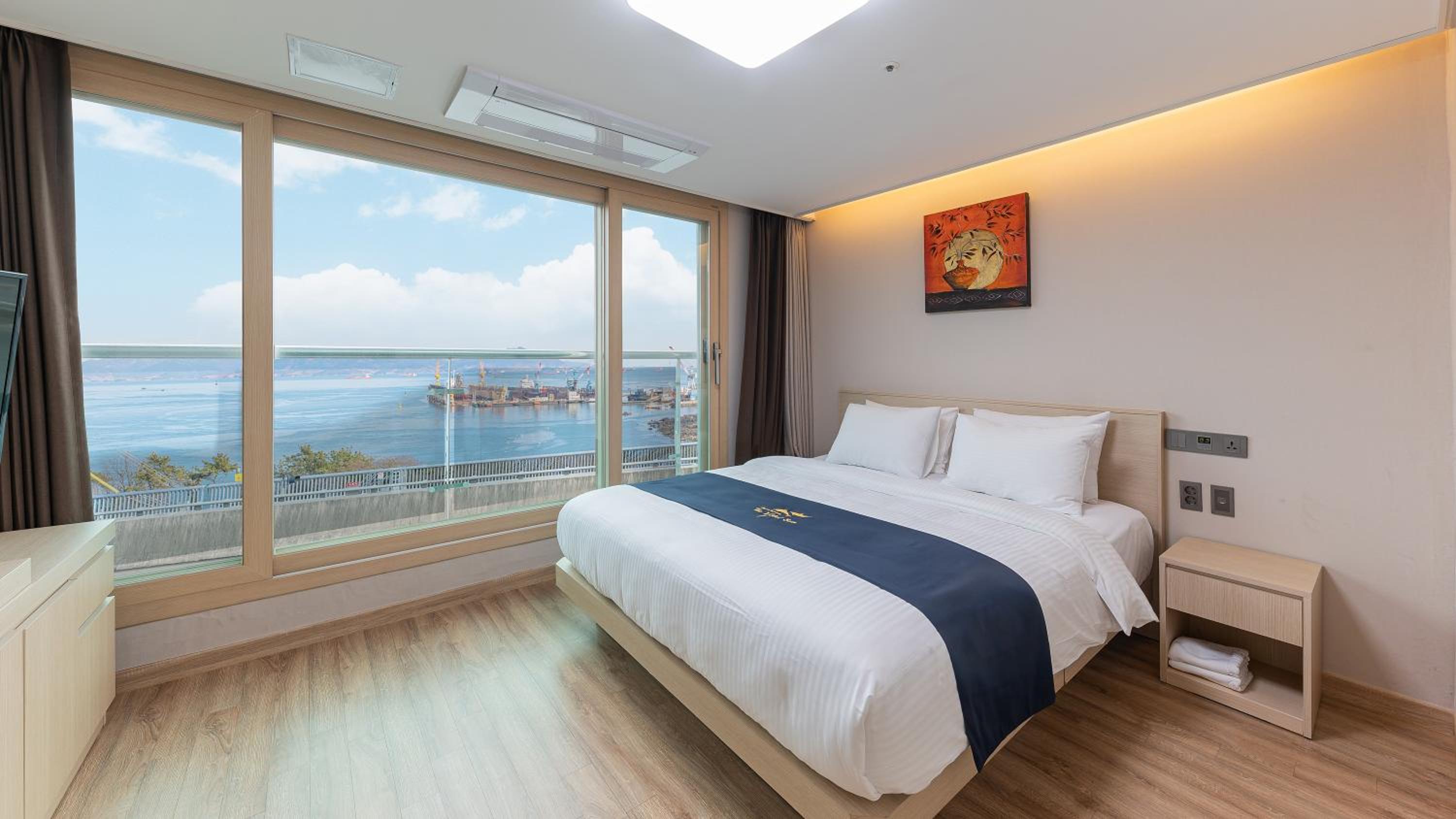 Luxury Suite with Ocean View - Photo 1