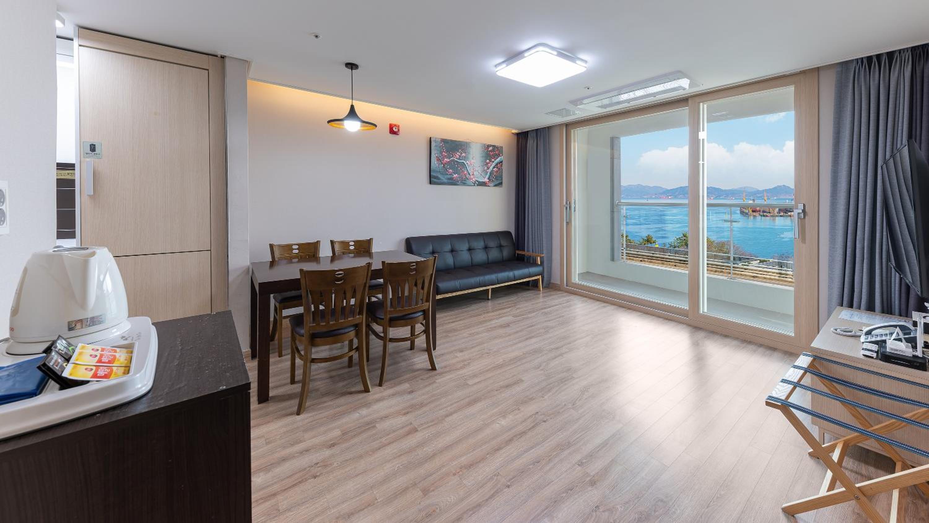 Luxury Suite with Ocean View - Photo 9