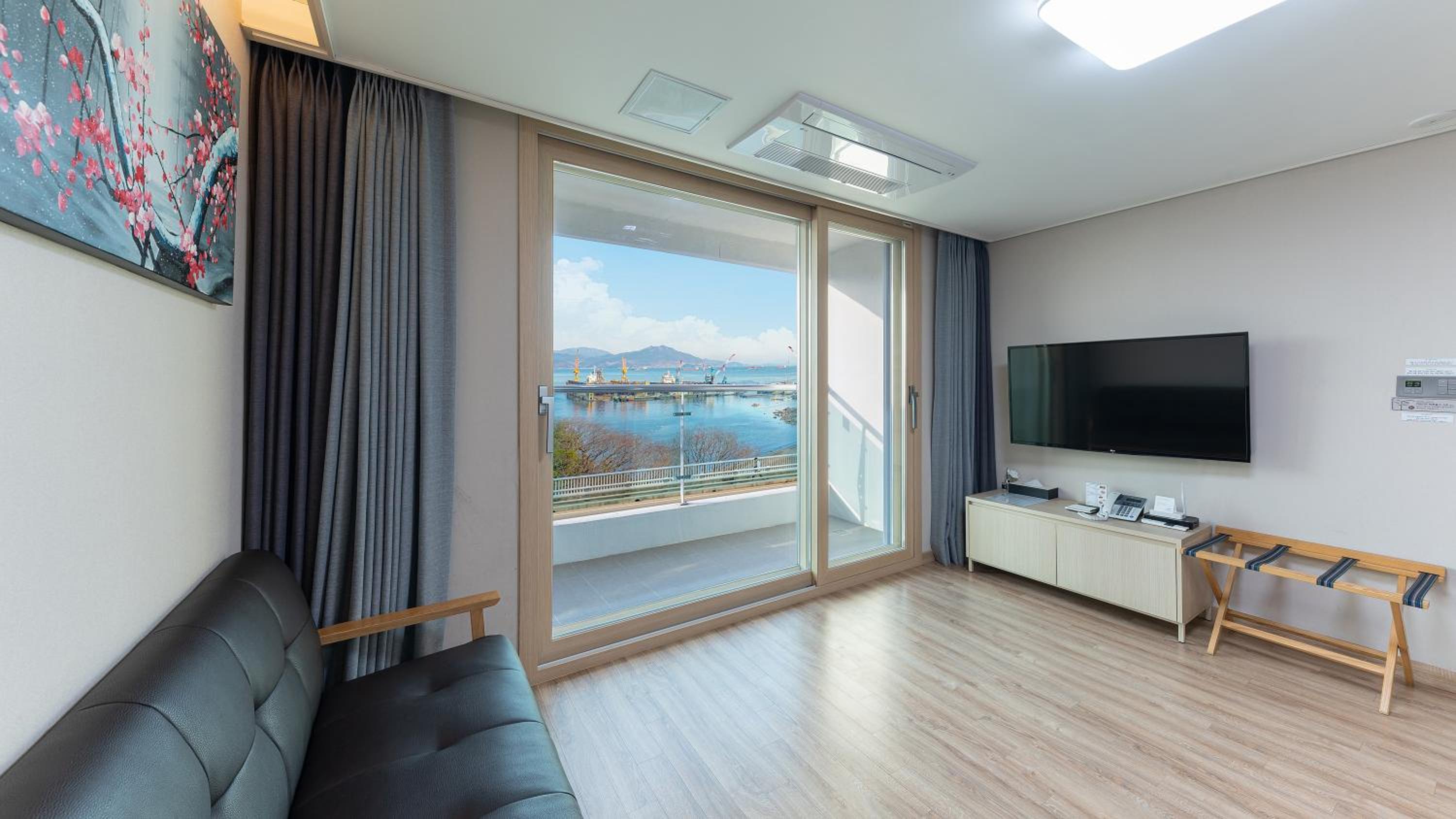 Luxury Suite with Ocean View - Photo 2