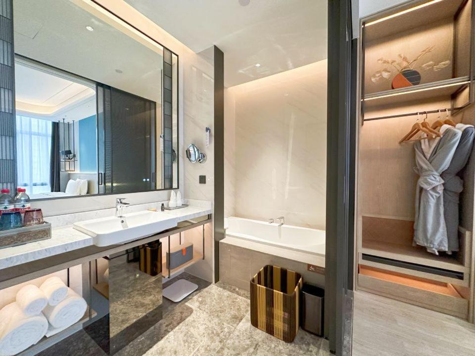 Superior King Suite, Nonsmoking - Photo 4