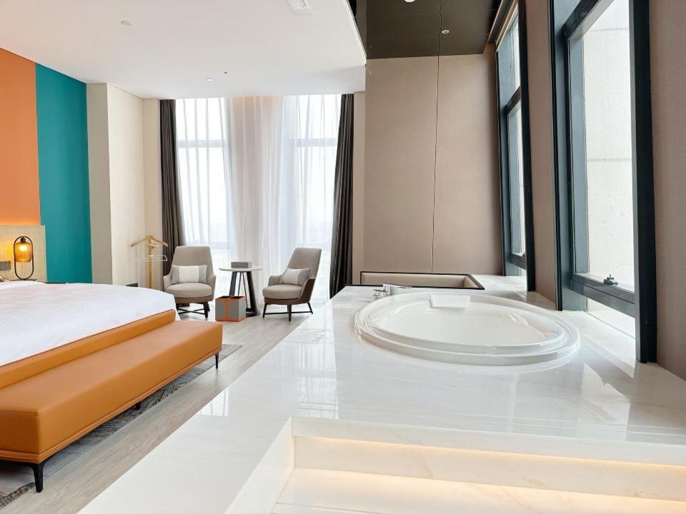 King Suite, Non-Smoking - Photo 3