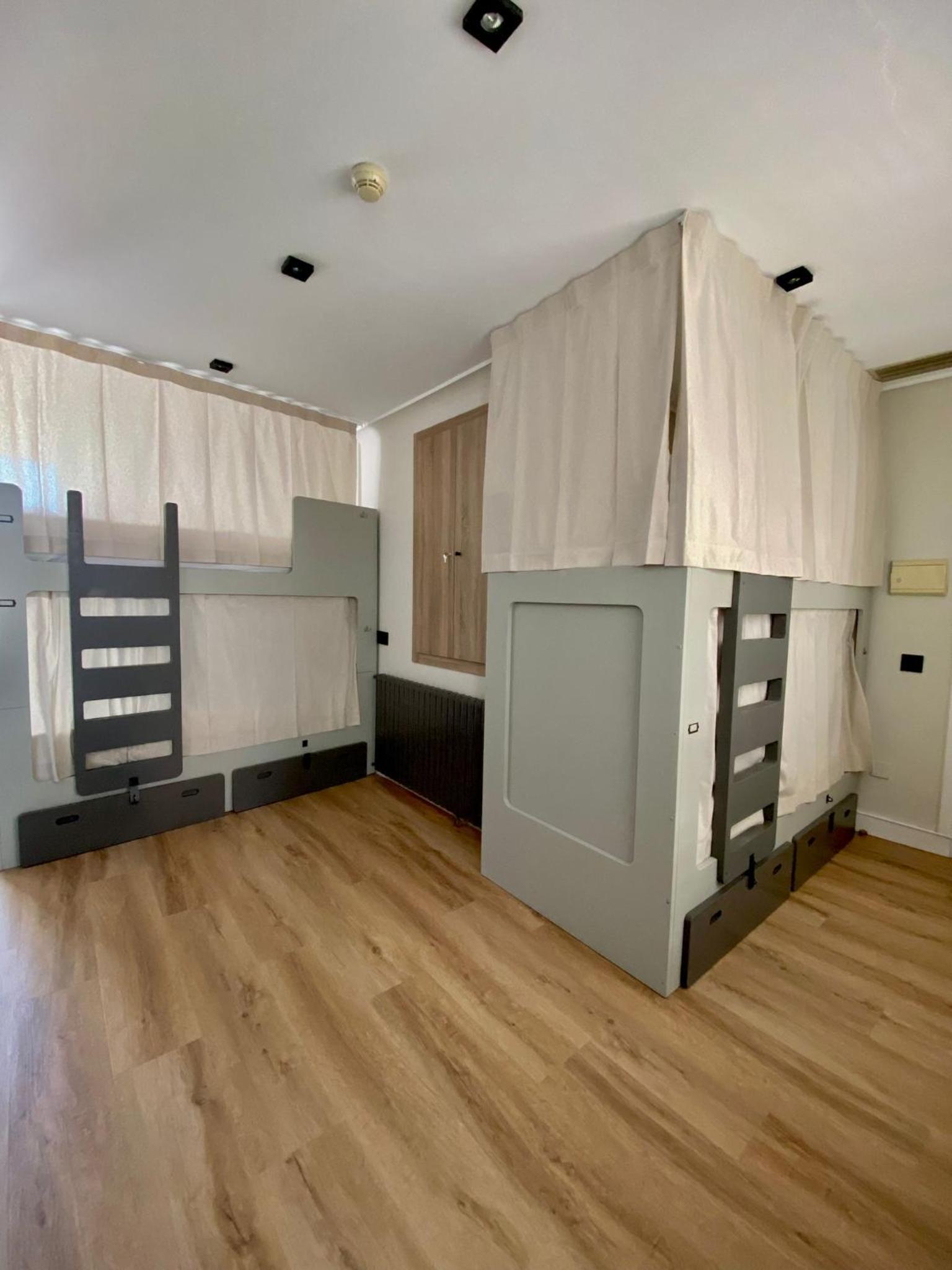Cama en Dormitorio Compartido Mixto Superior de 4 Camas con Baño Privado