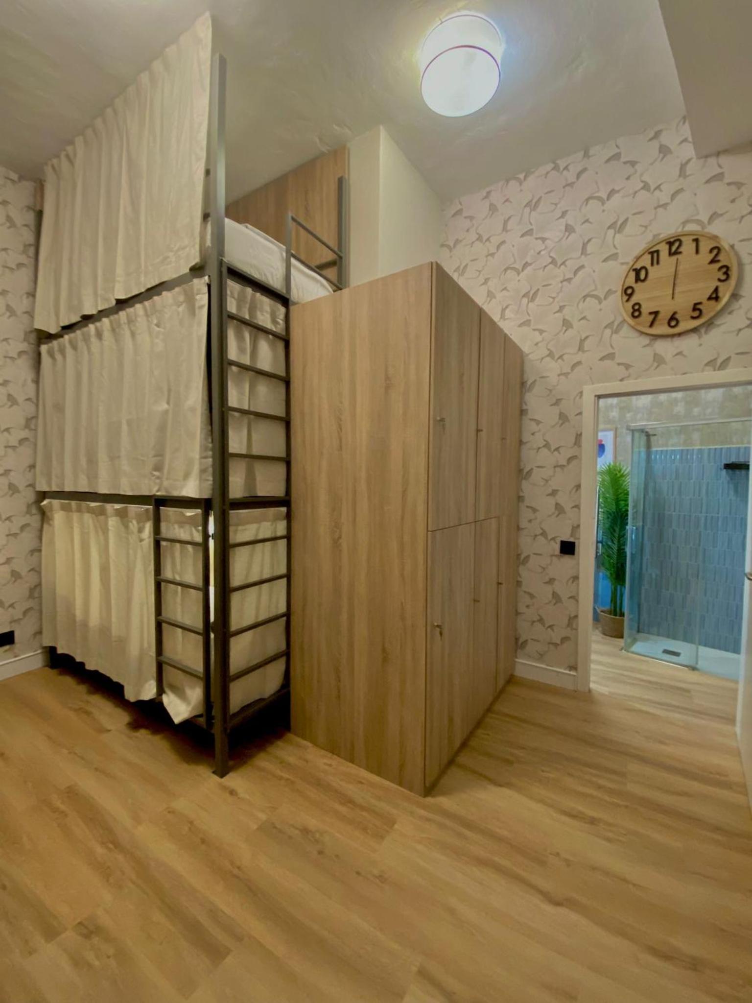Cama en Dormitorio Compartido Estándar de 6 Camas para Mujeres con Baño
