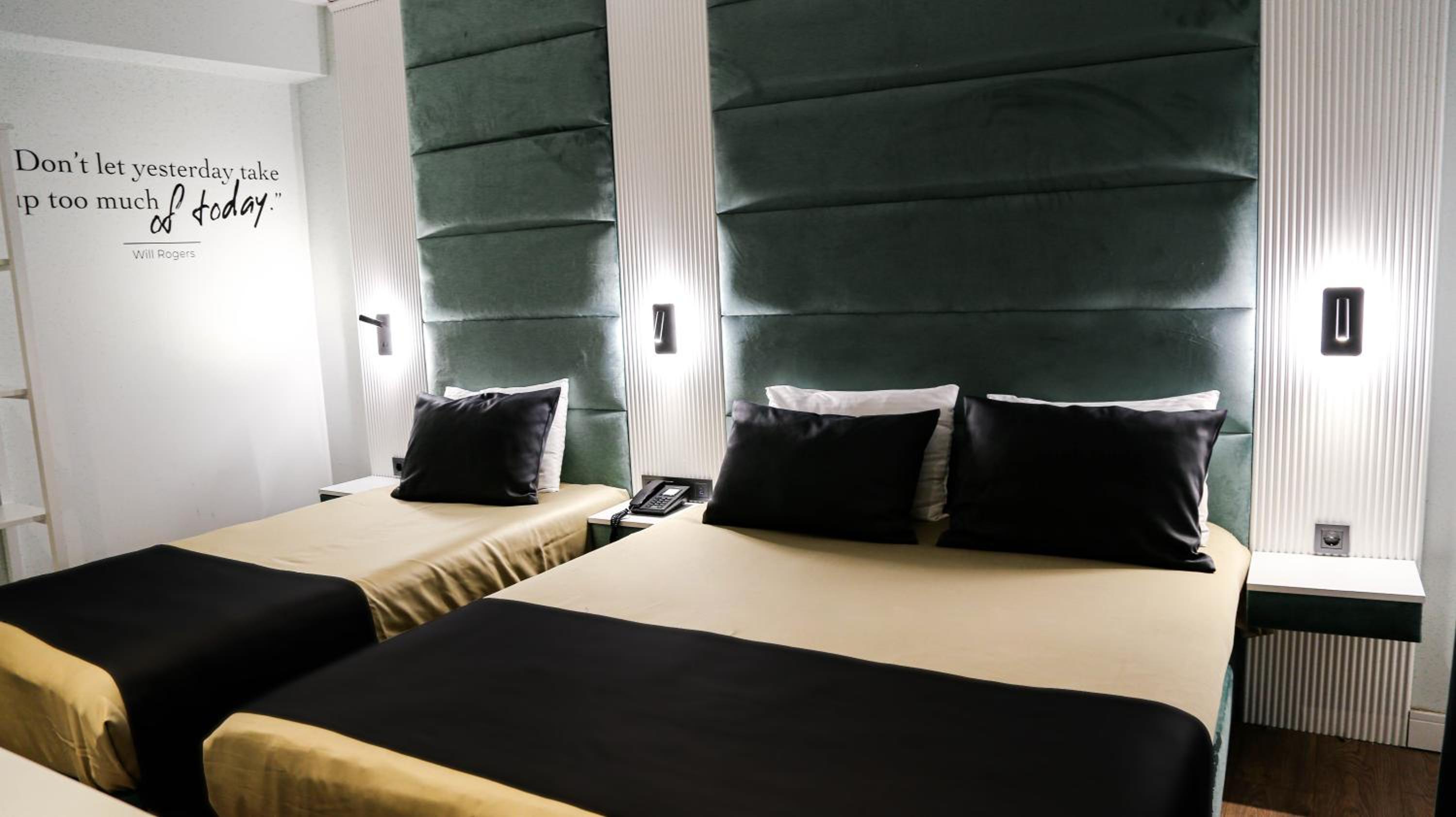 Deluxe Triple Room - Photo 17