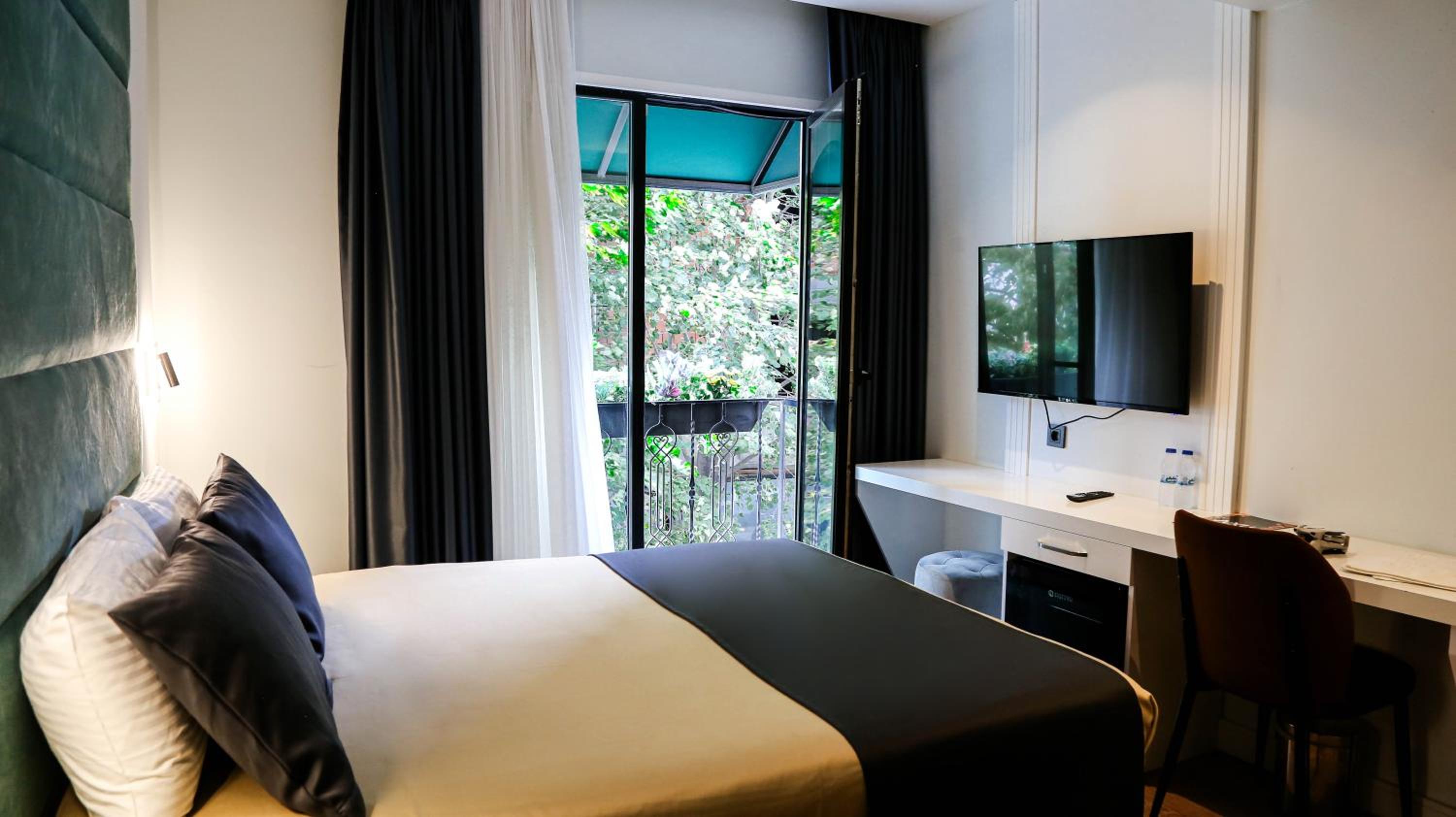 Deluxe Triple Room thumbnail 6