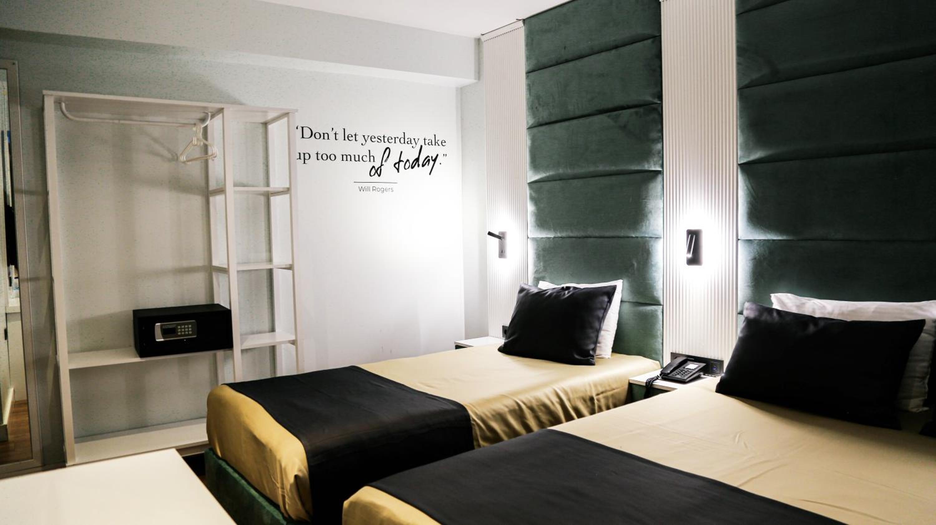 Deluxe Triple Room - Photo 16