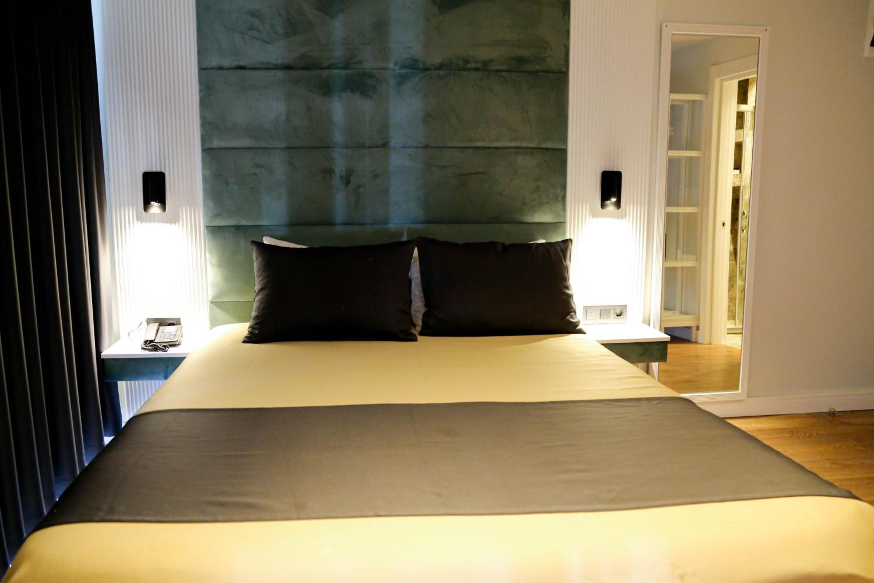Deluxe Double Room - Photo 33