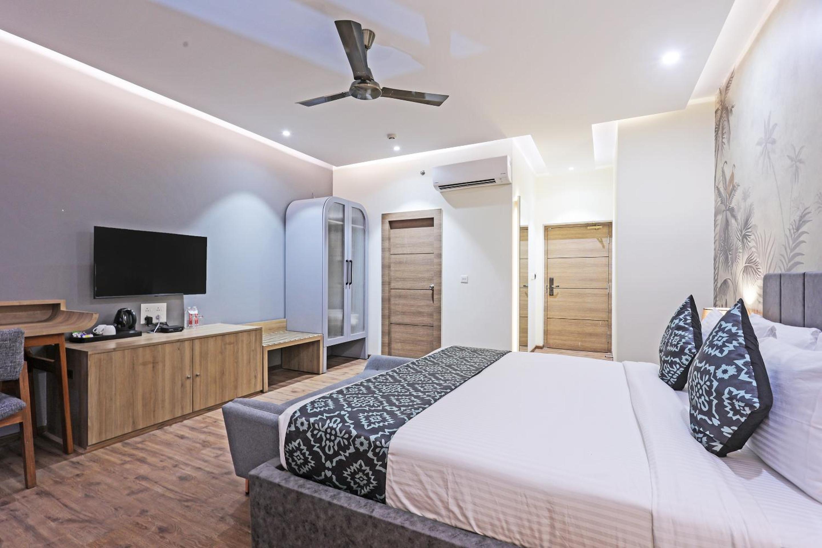 Deluxe Double Room with Balcony photo 3