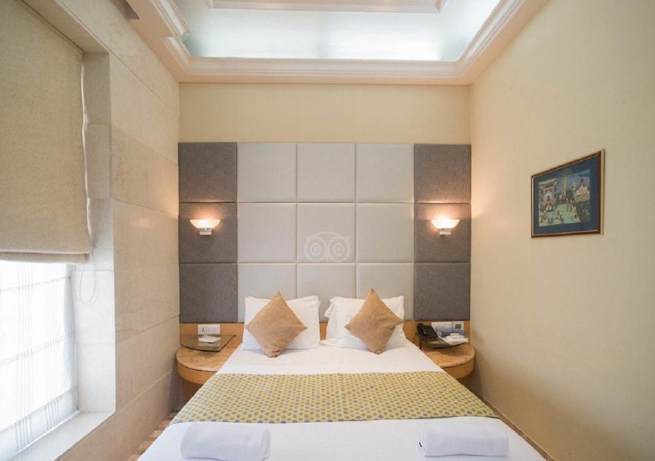 Deluxe King Room - Photo 9