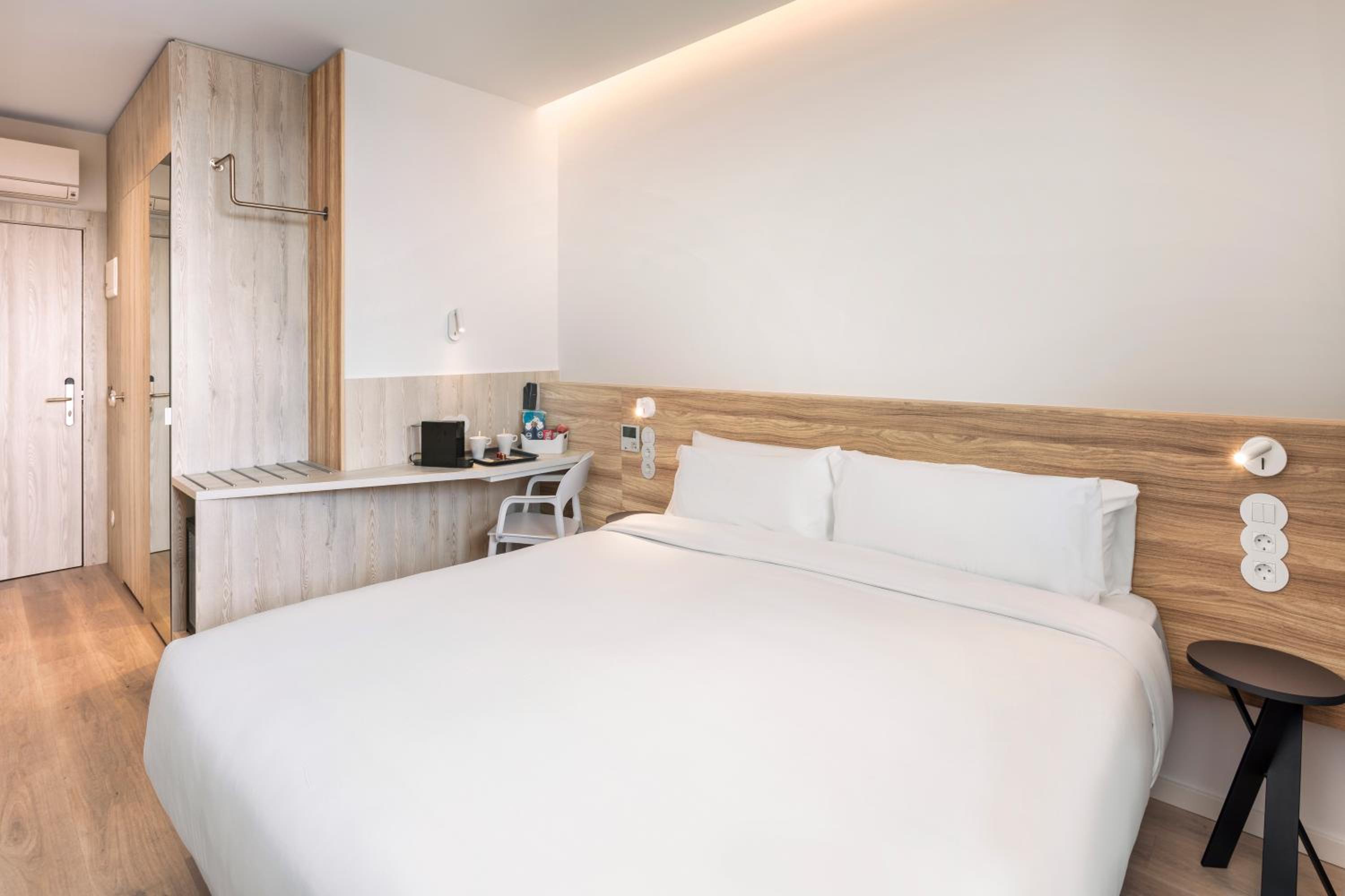 Deluxe Room - Photo 5