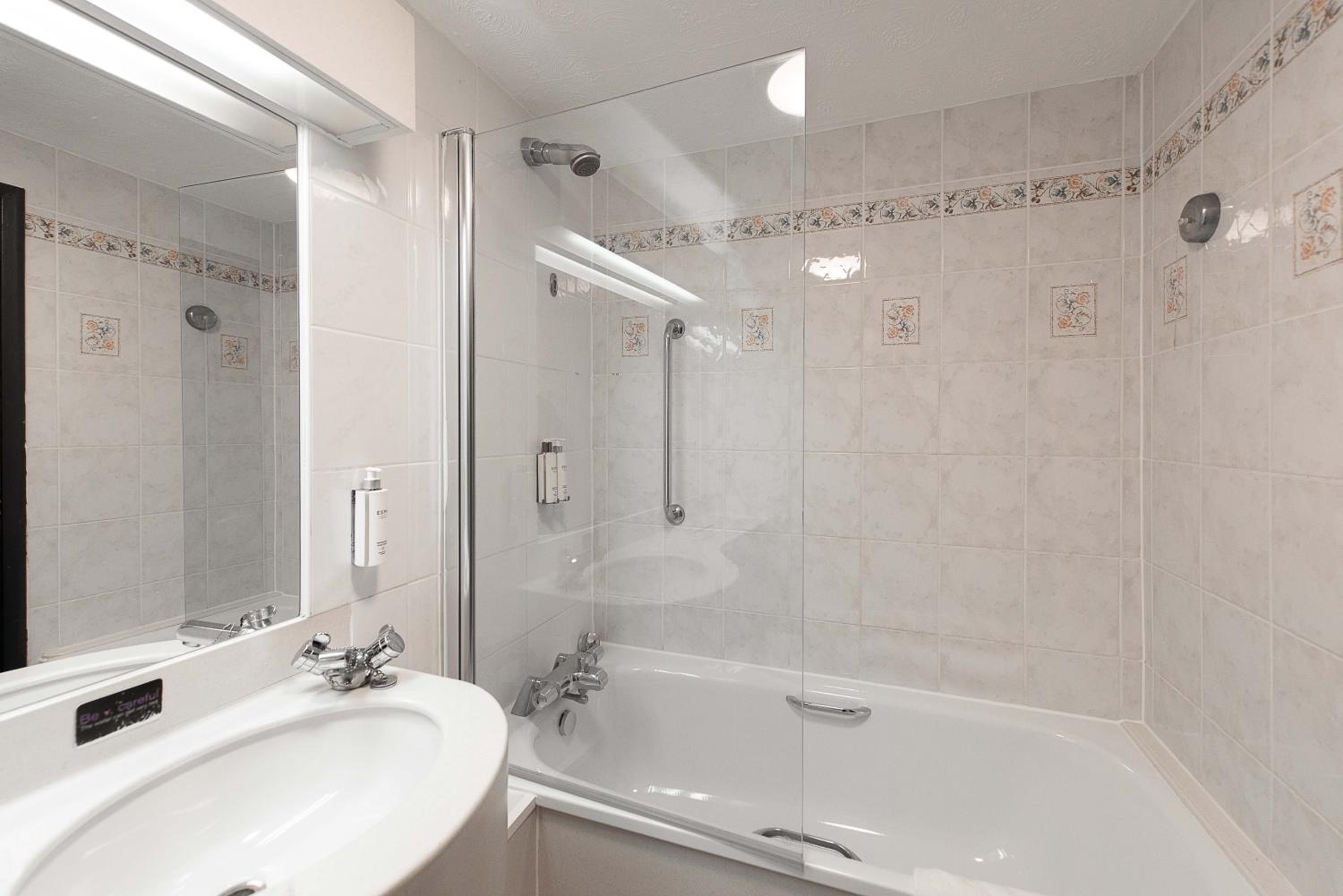 Twin Room - Photo 8