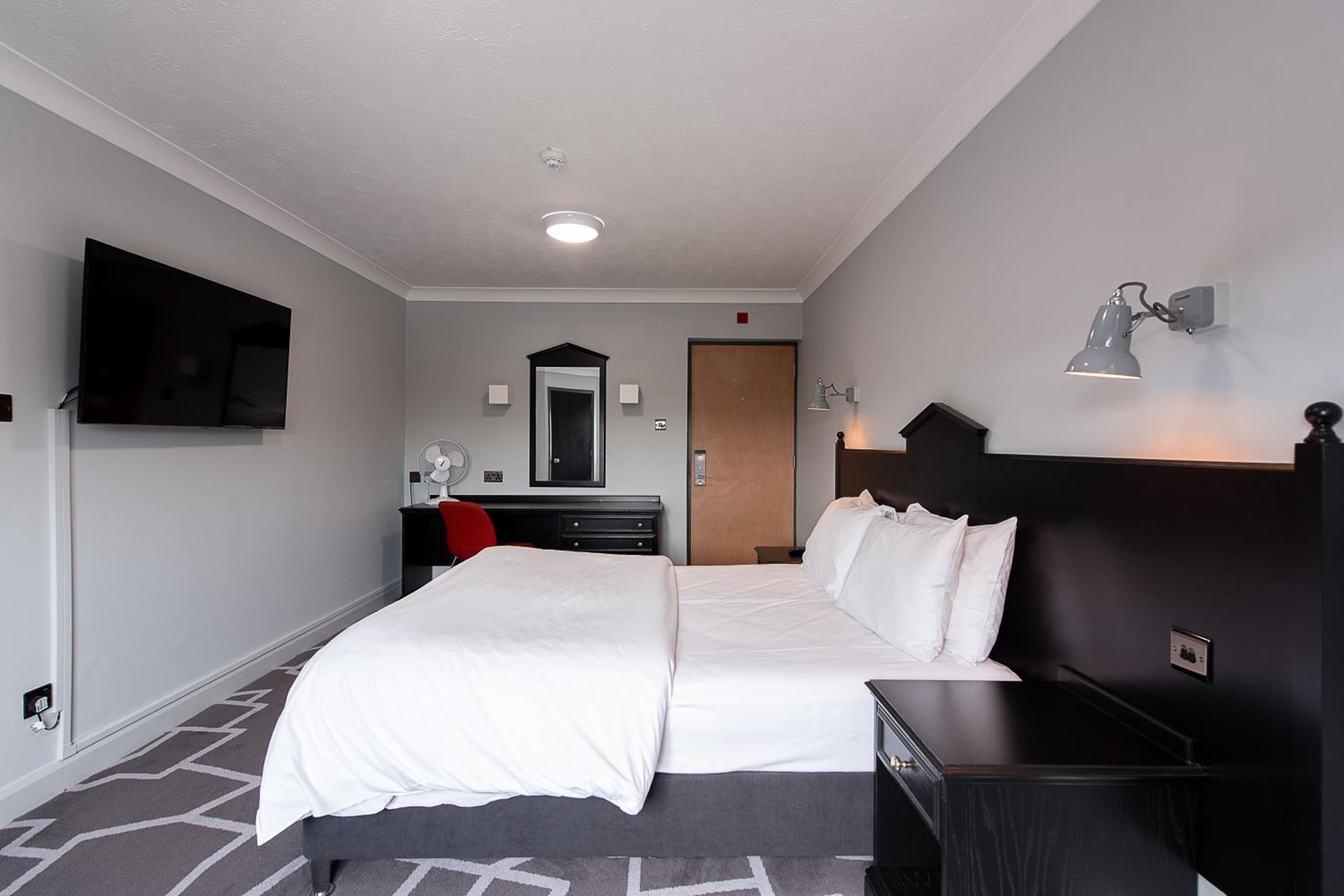 Club Room (FREE GYM & POOL ACCESS) - Photo 2