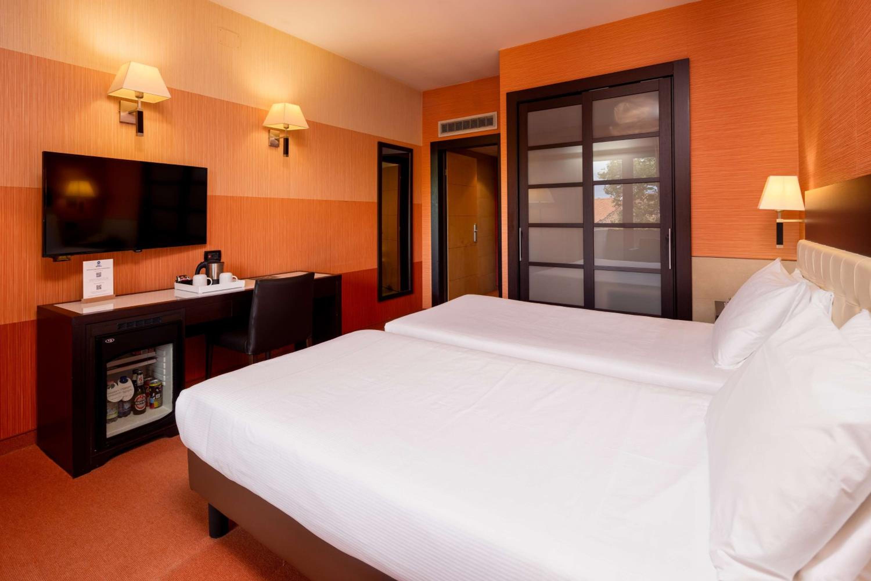 Standard Twin Room - Photo 2