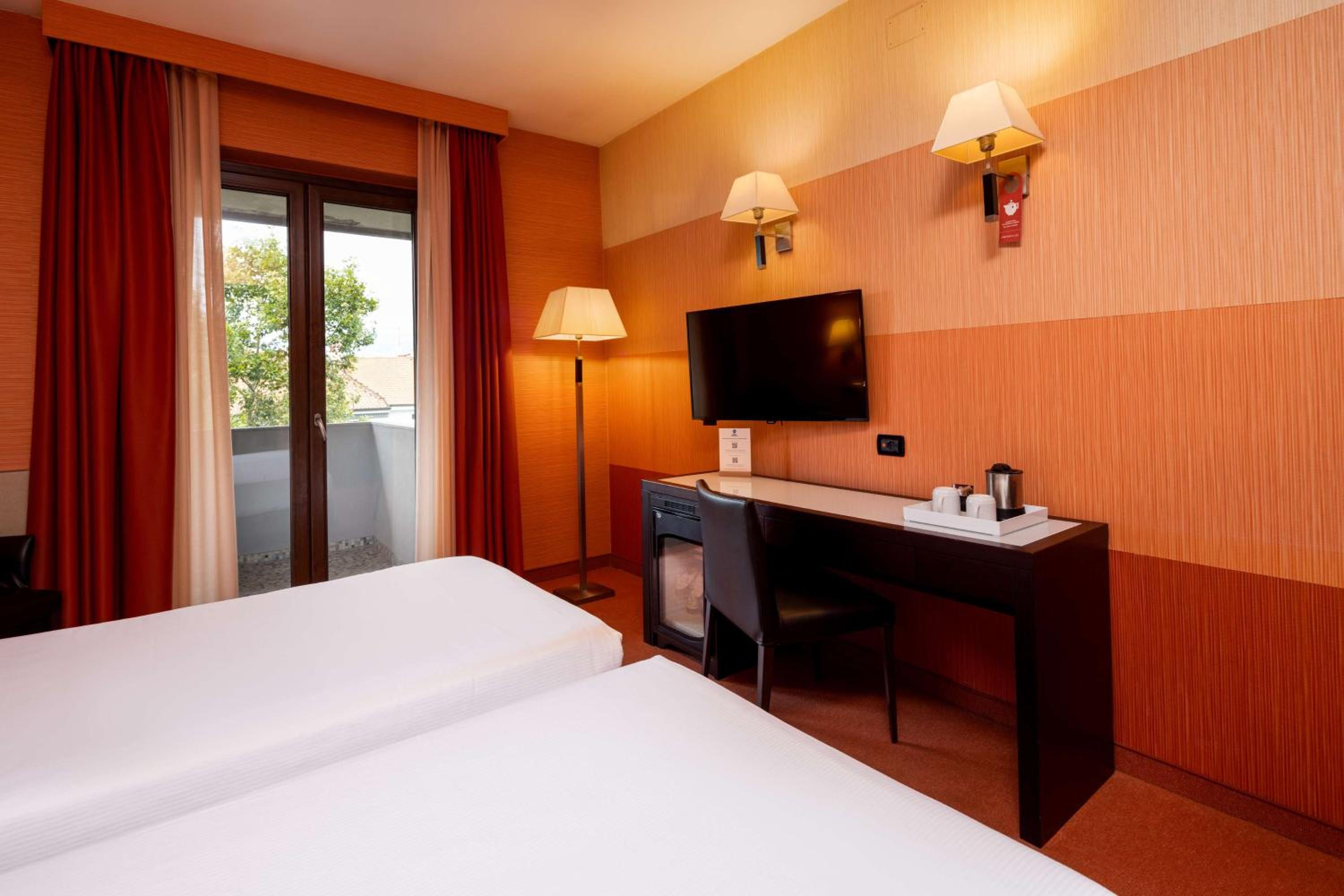 Standard Twin Room - Photo 4