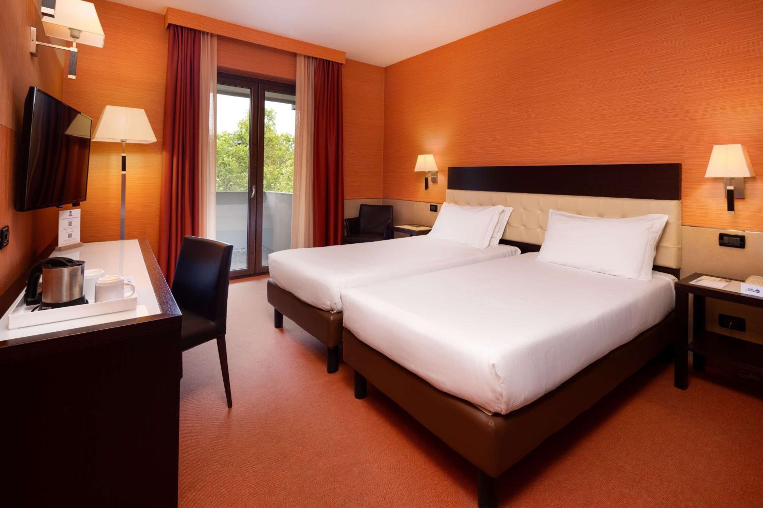 Standard Twin Room - Photo 3