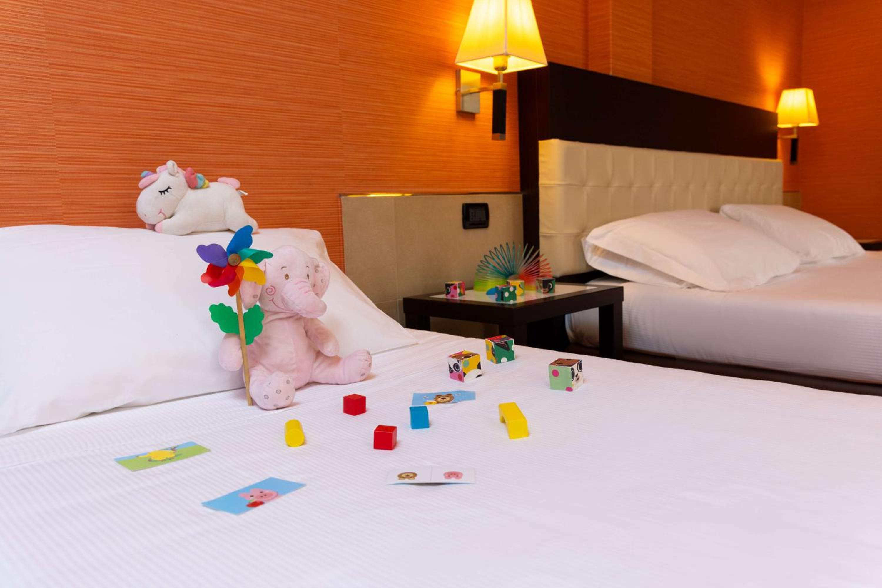 Standard King Room with Single Bed - Photo 6