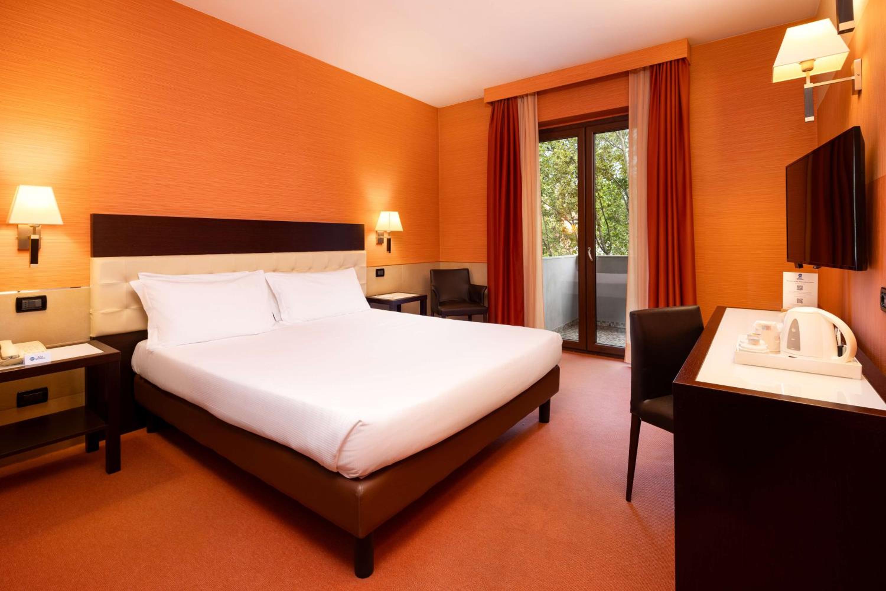 Standard King Room - Photo 8