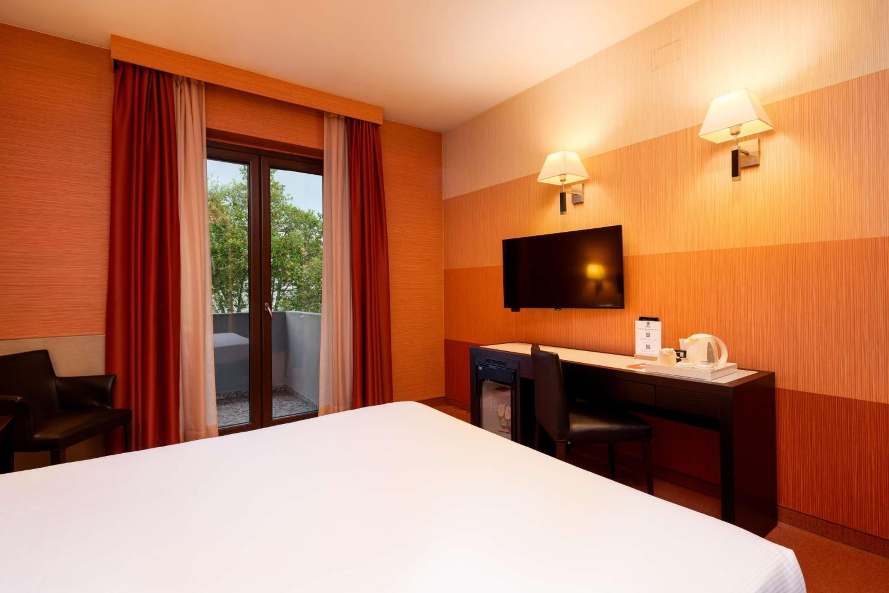 Standard King Room - Photo 10