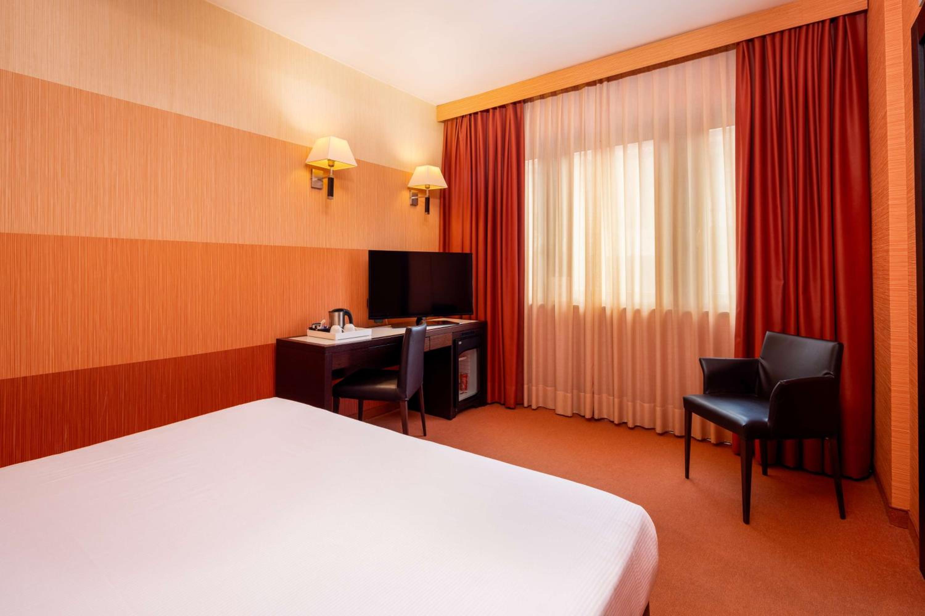 Standard King Room - Photo 9