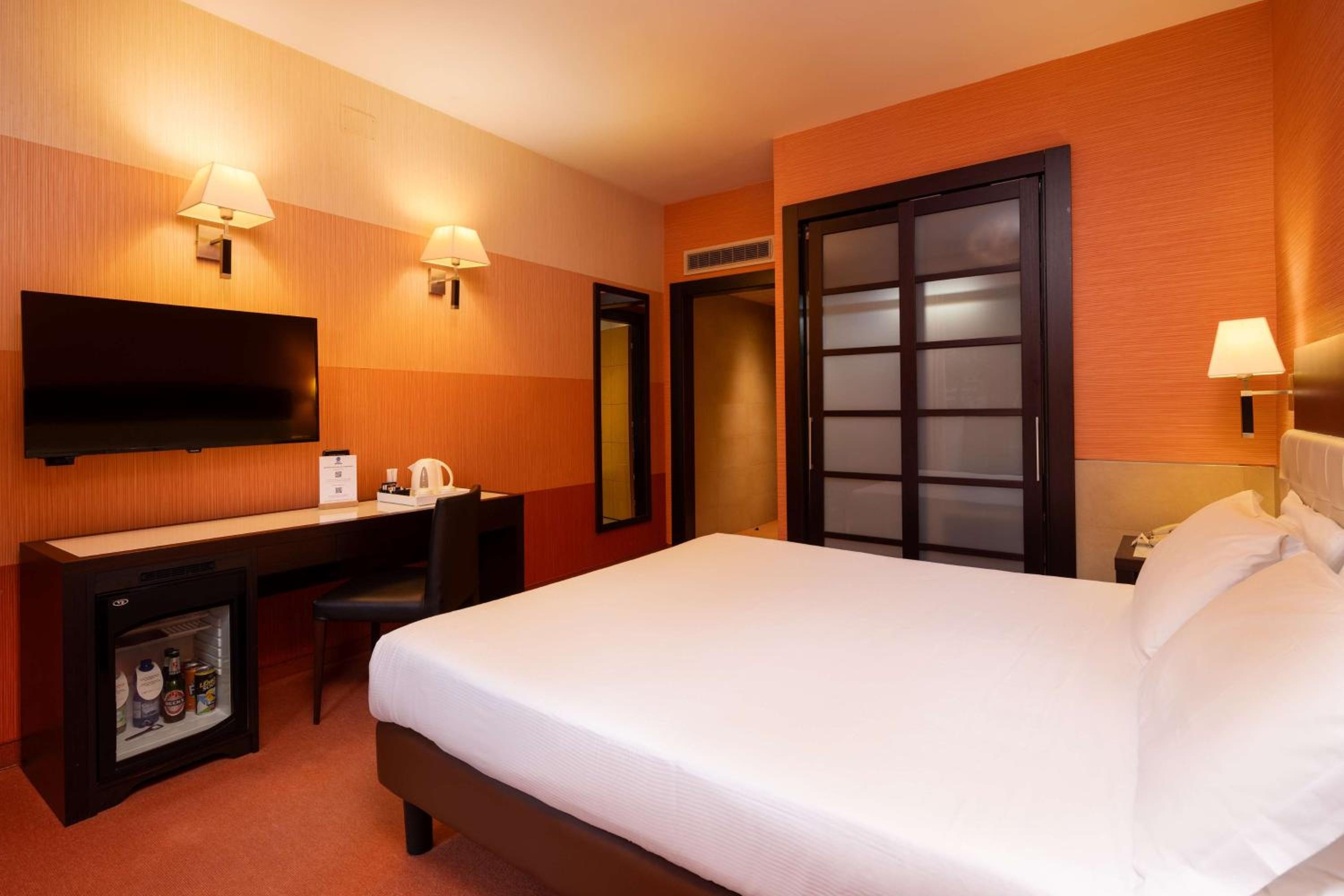 Standard King Room - Photo 4
