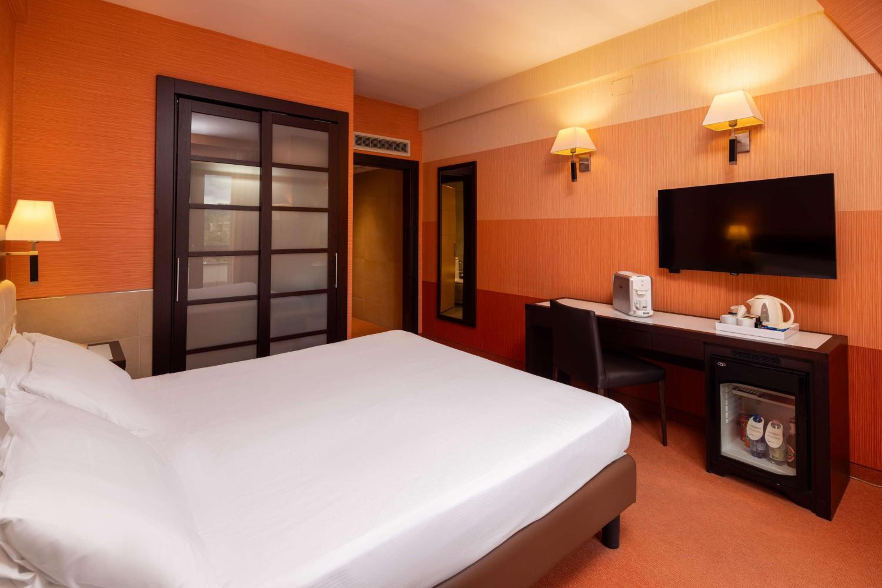 Superior King Room - Photo 2