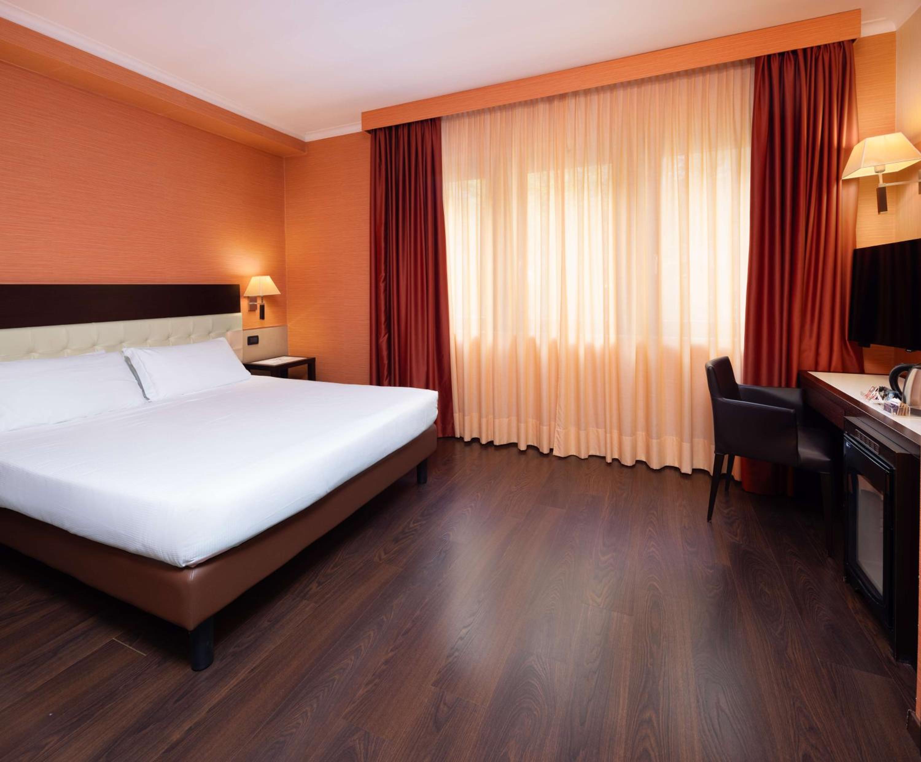 Junior King Suite with Sofa Bed - Photo 1