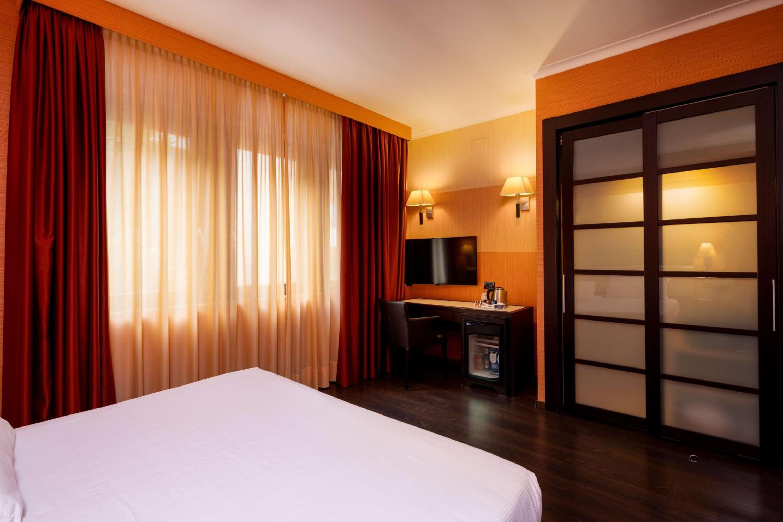 Junior King Suite with Sofa Bed - Photo 5