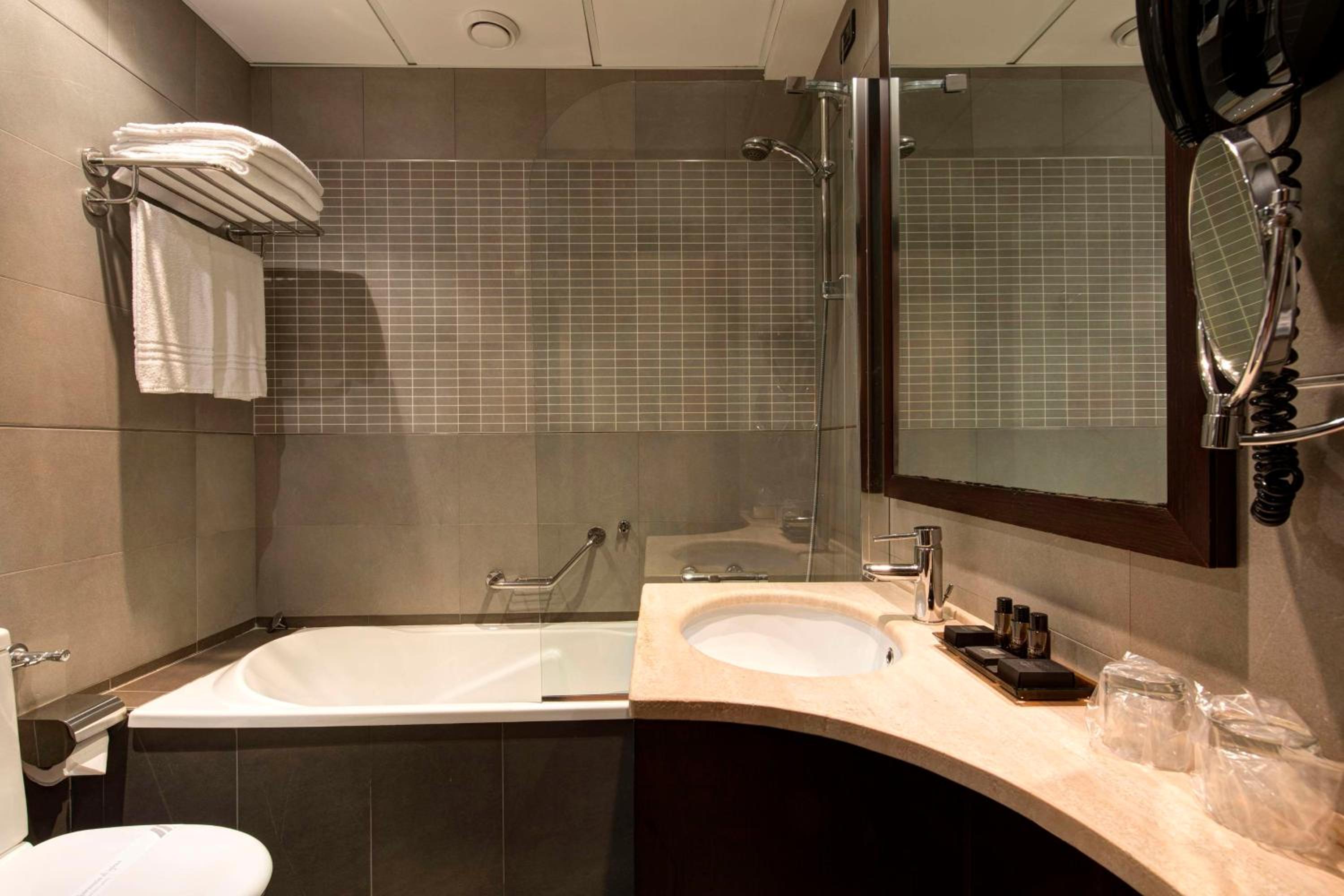 Standard Twin Room - Photo 6