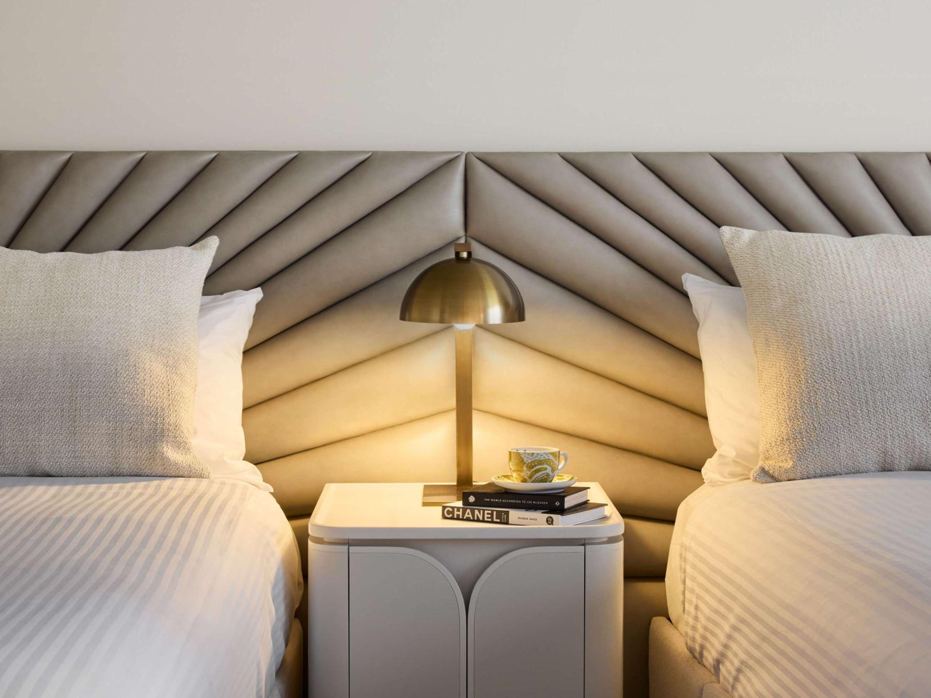 Deluxe Twin Room with Two Queen Beds - Photo 9