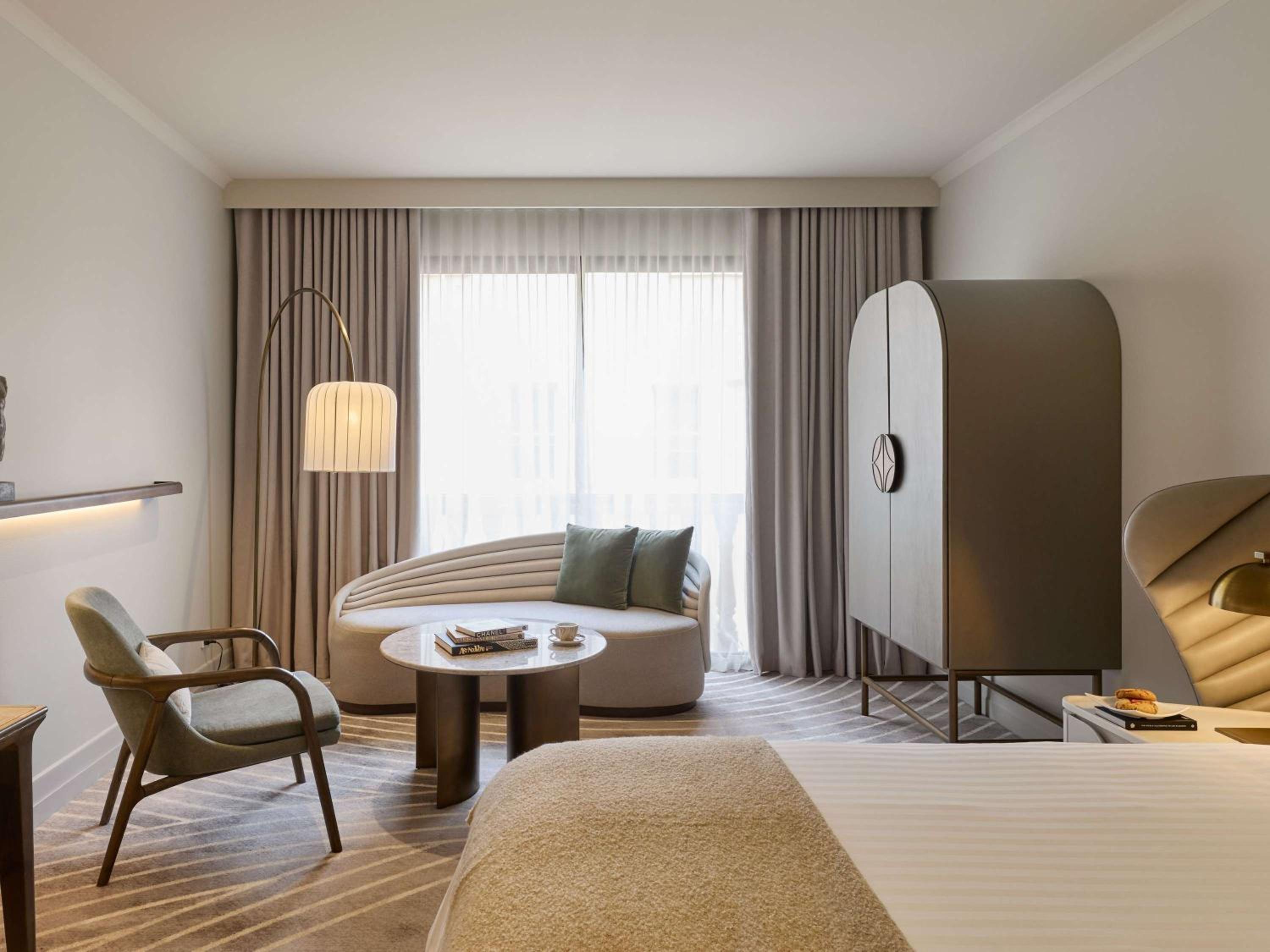Deluxe King Room - Photo 9