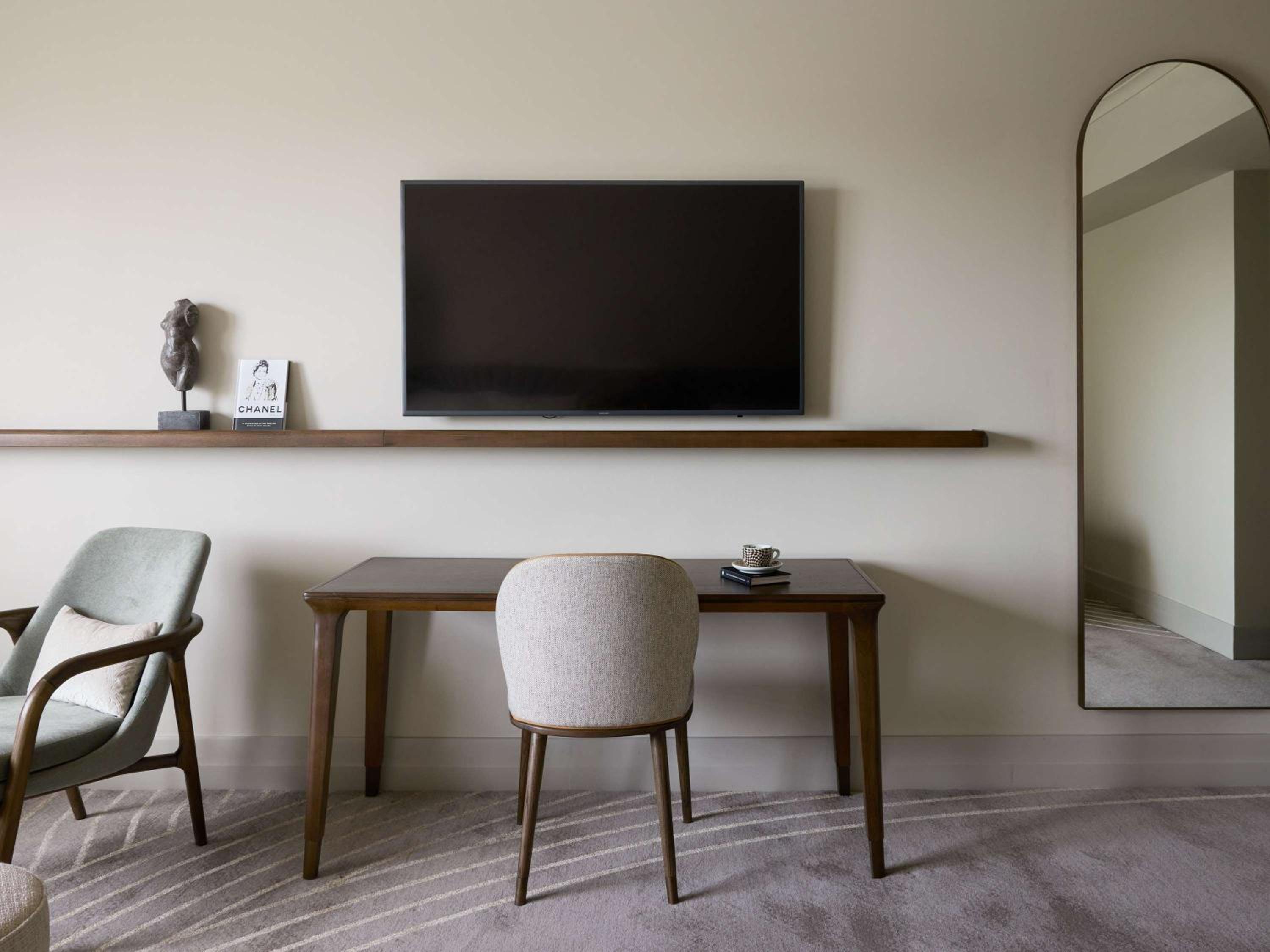 Deluxe King Room - Photo 8