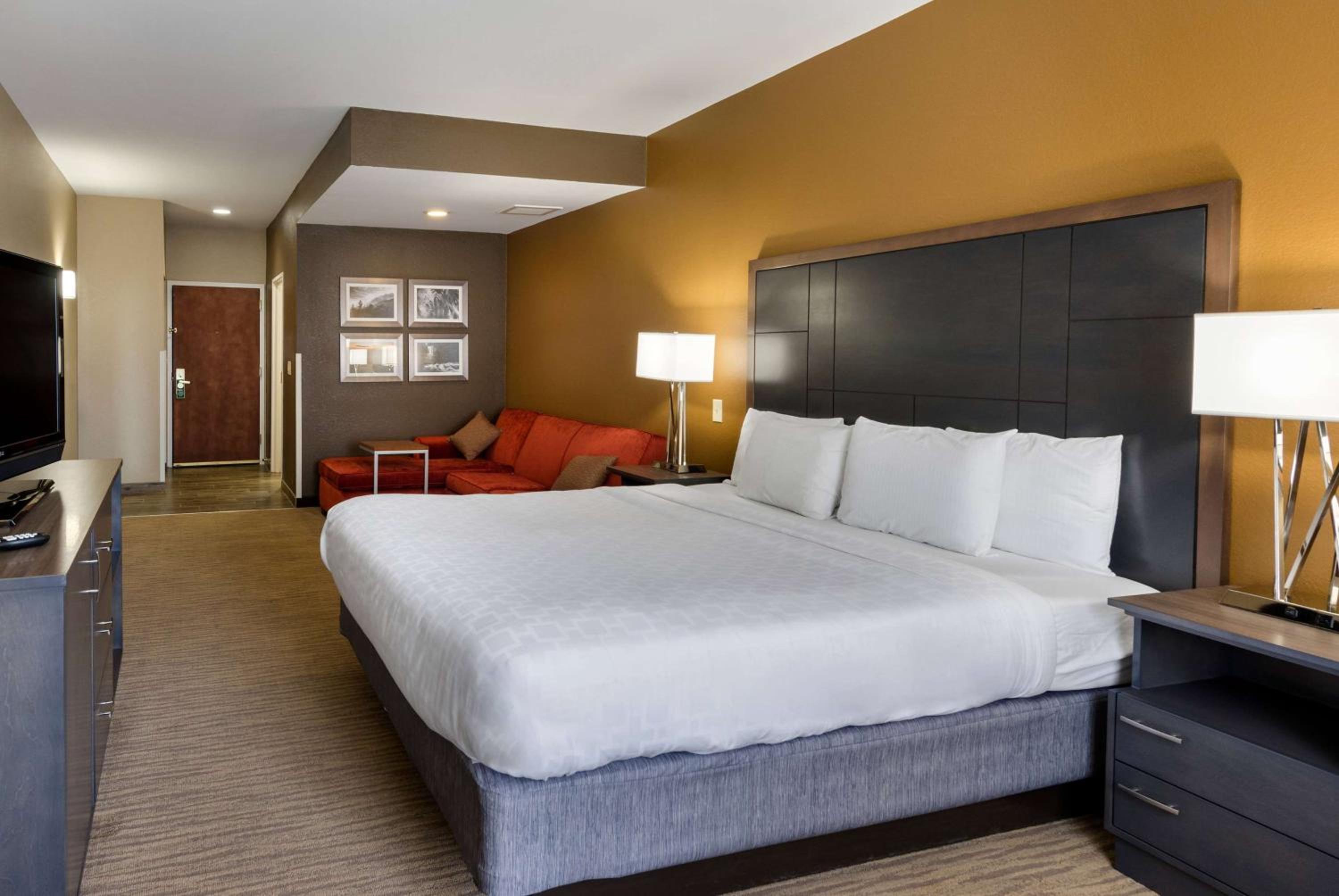 Junior King Suite - Non-Smoking - Photo 1