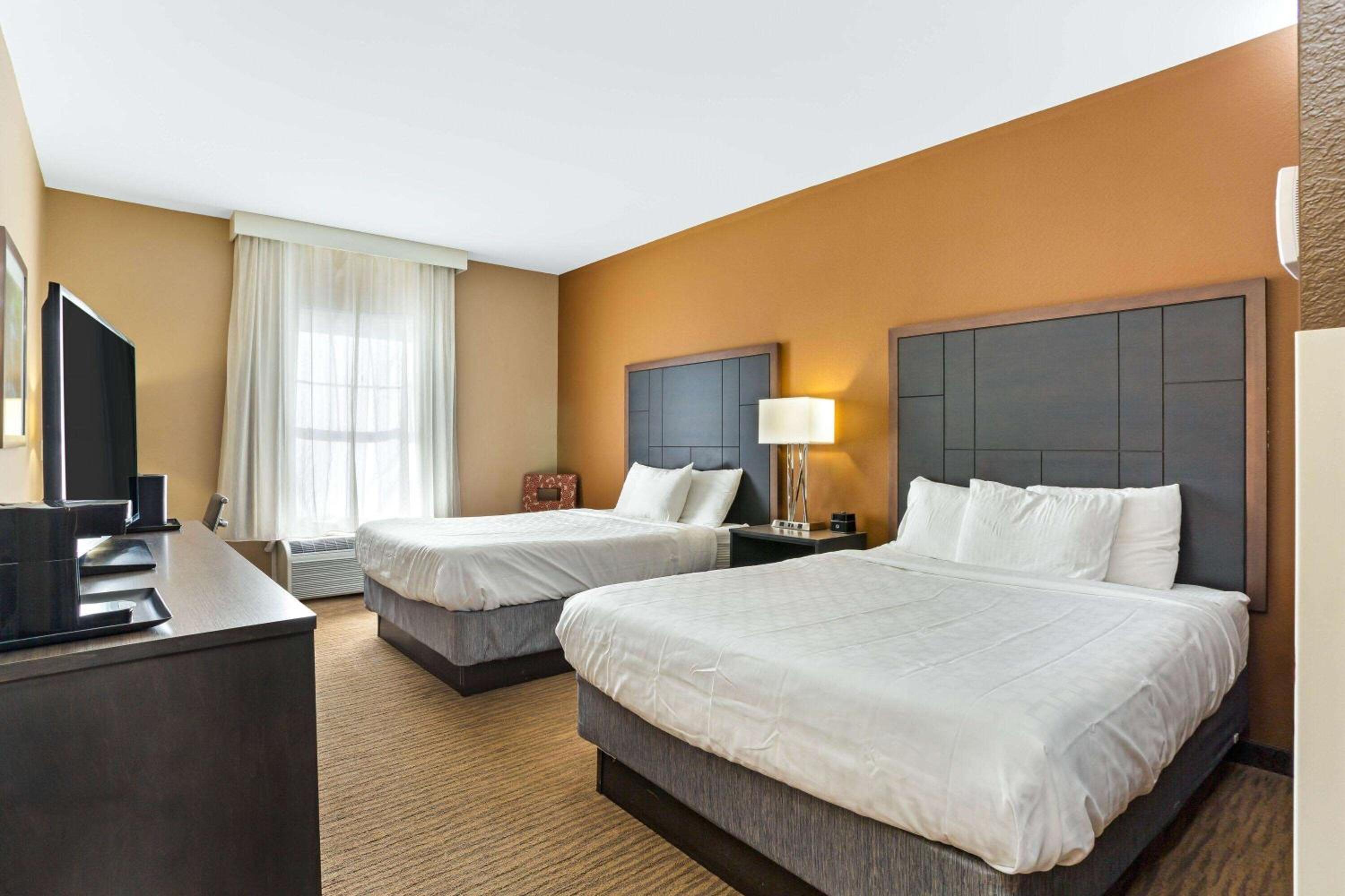Queen Room with Two Queen Beds - Non-Smoking - Photo 1