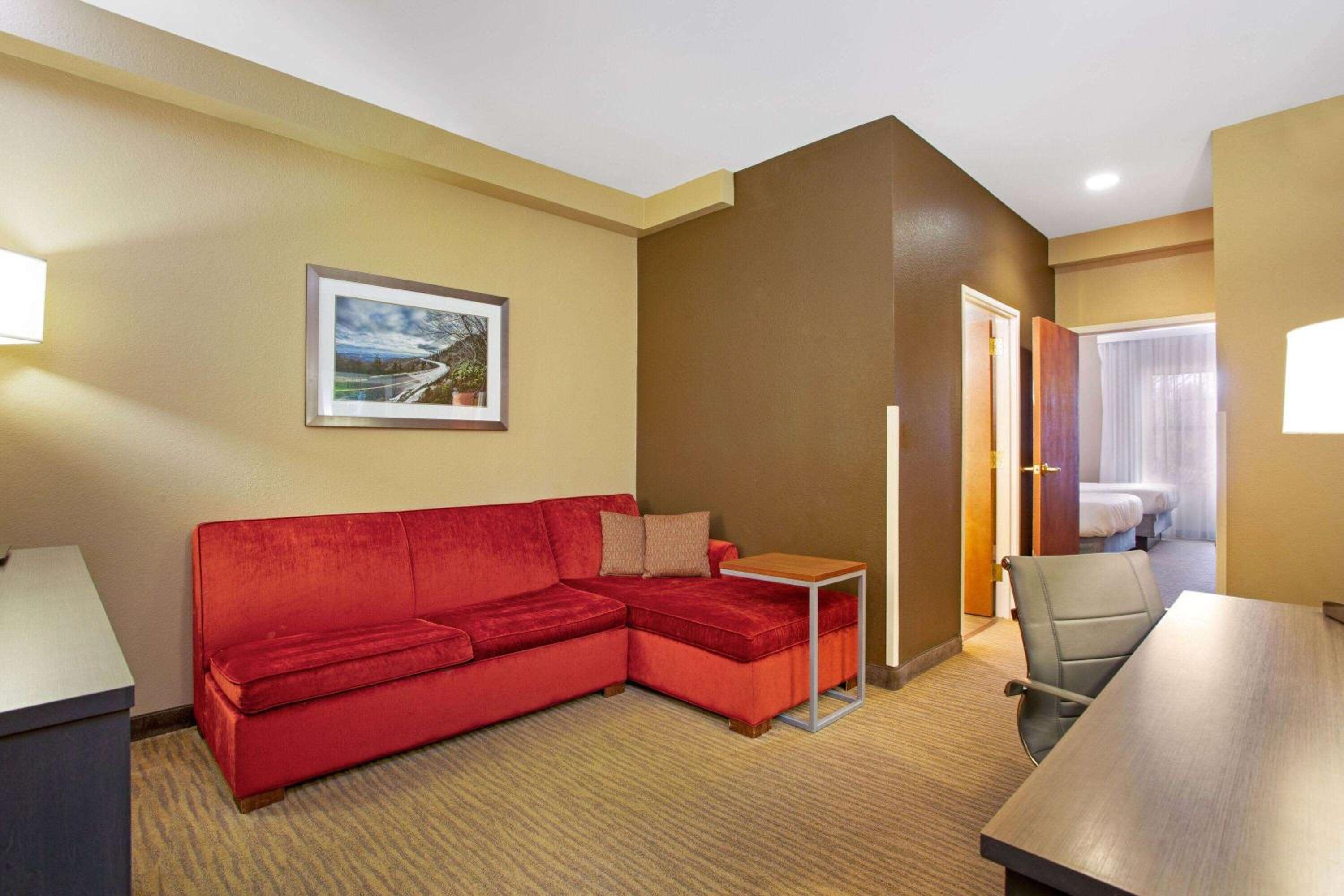 One-Bedroom Deluxe Family Queen Suite - Non-Smoking - Photo 1