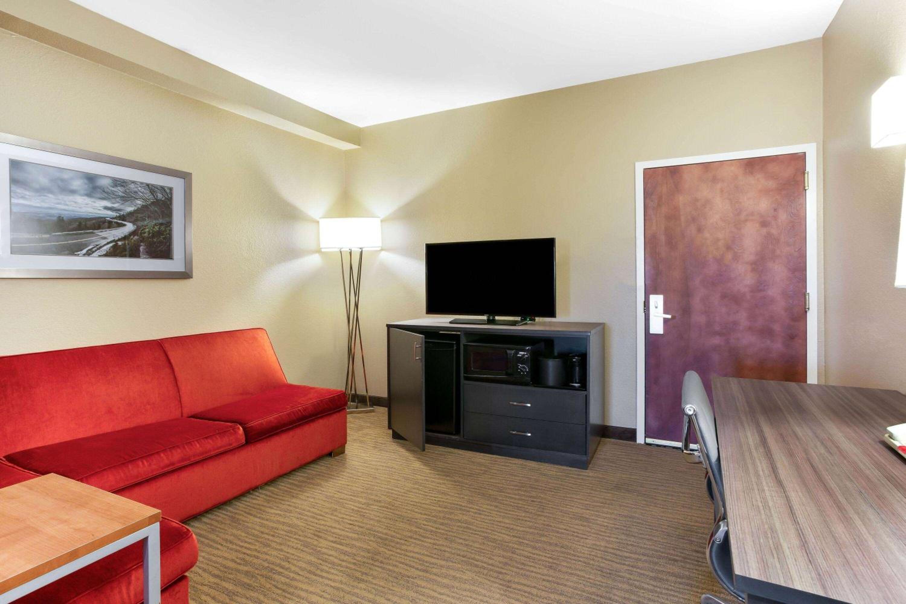 One-Bedroom Deluxe Family Queen Suite - Mobility Access/Non-Smoking - Photo 1
