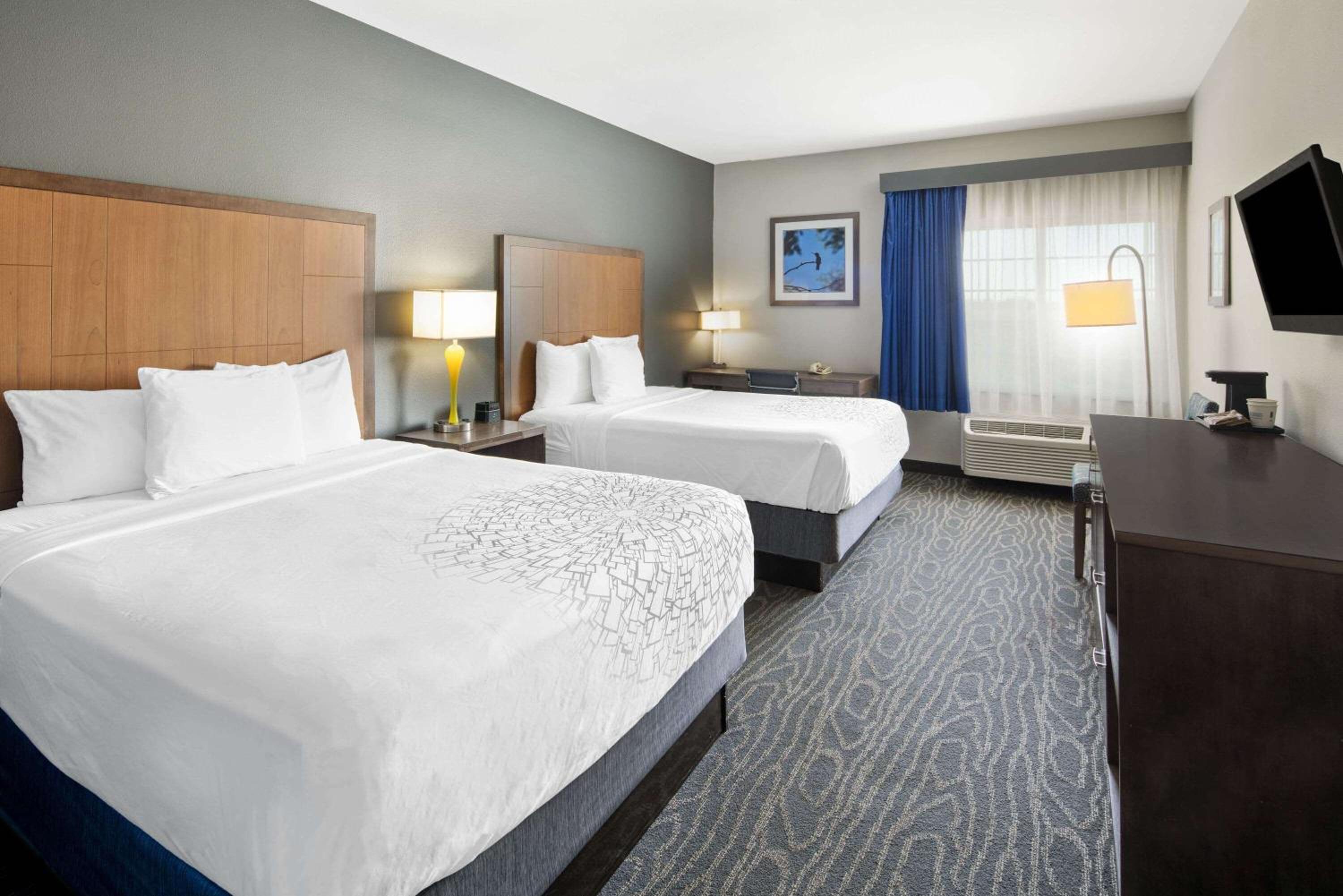 Deluxe Queen Room with Two Queen Beds - Non-Smoking photo 3