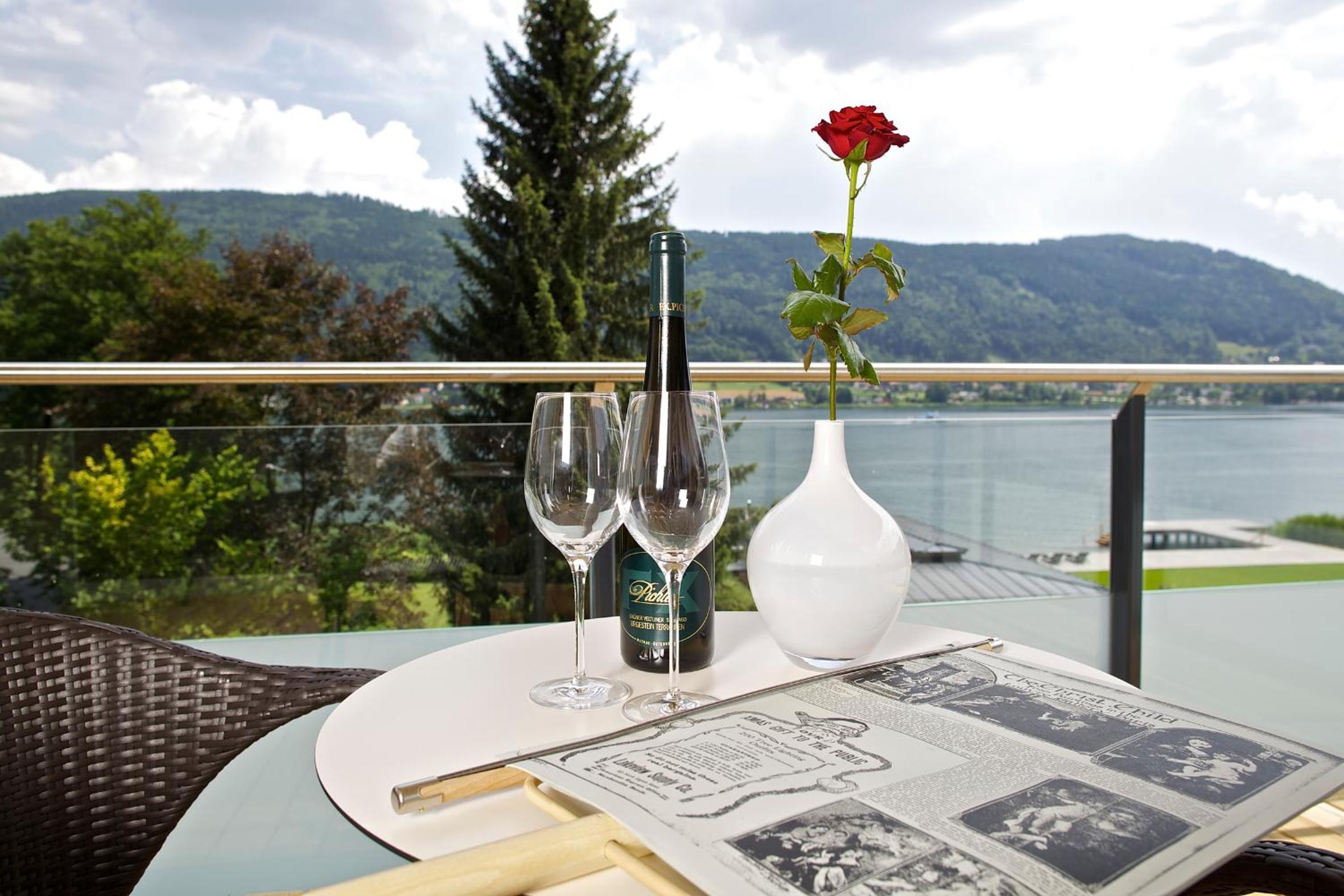 One-Bedroom Apartment with Lake View photo 2