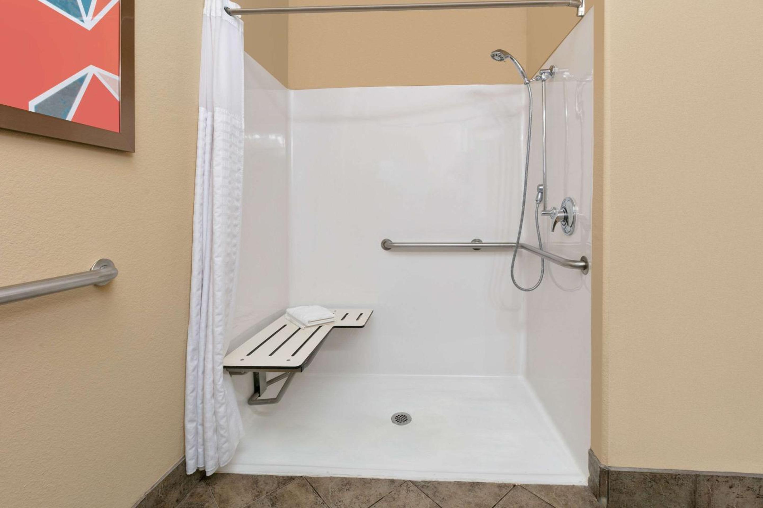 King Suite - Disability Access/Non-Smoking - Photo 2