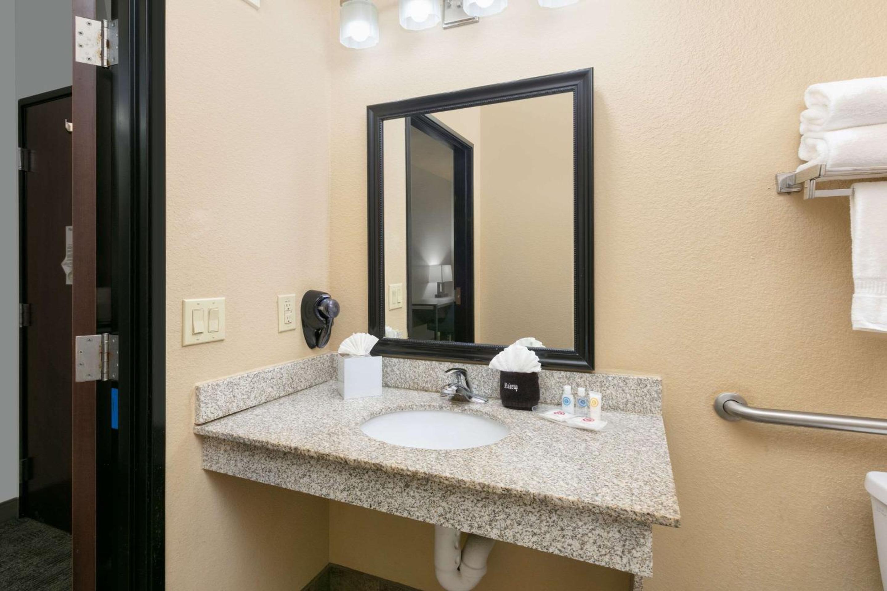 Queen Suite with Two Queen Beds - Disability Access - Photo 8