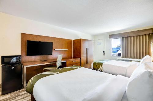 Double Room with Two Double Beds - Non-Smoking photo 2