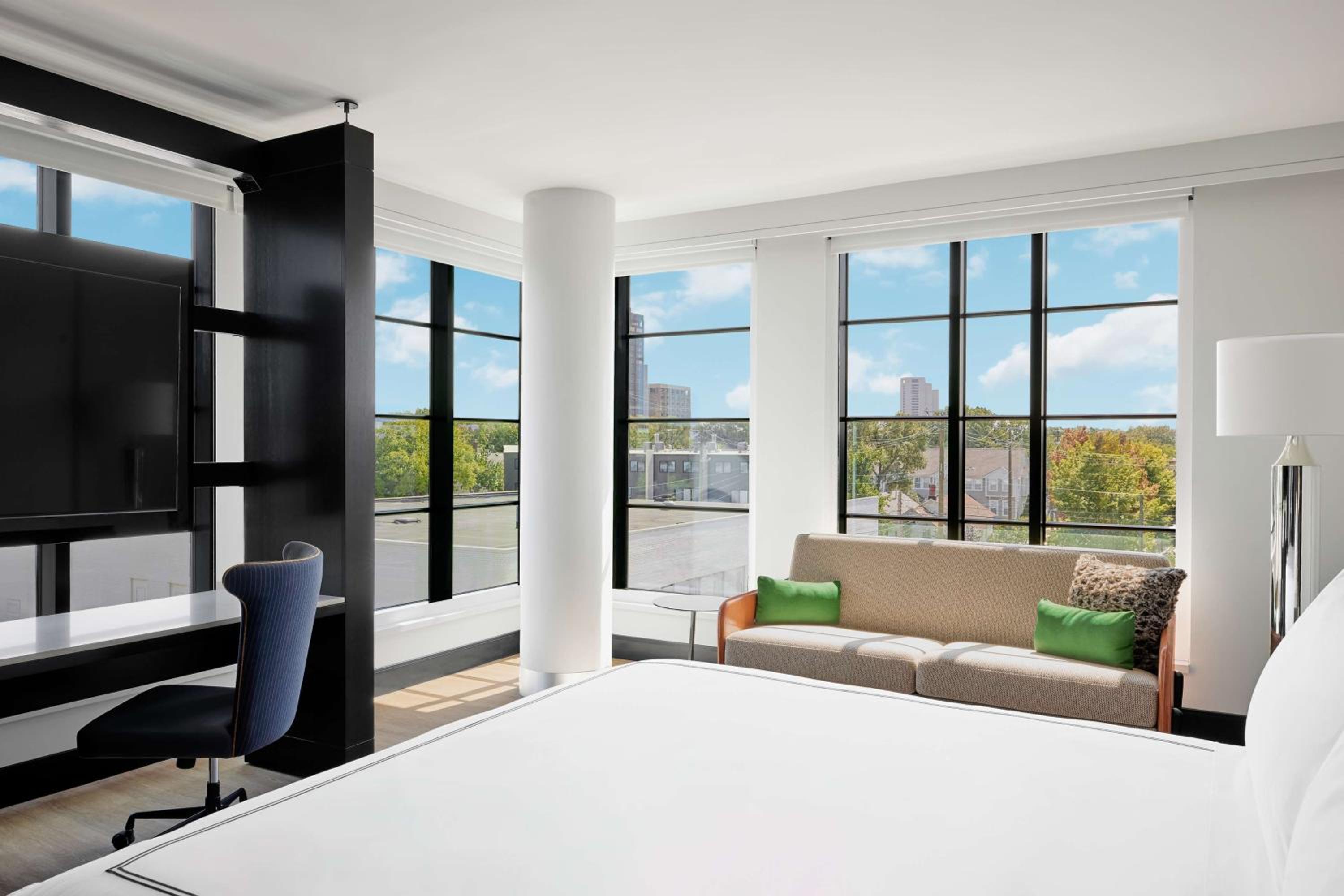 Corner Deluxe King Room - Mobility Accessible - Photo 1