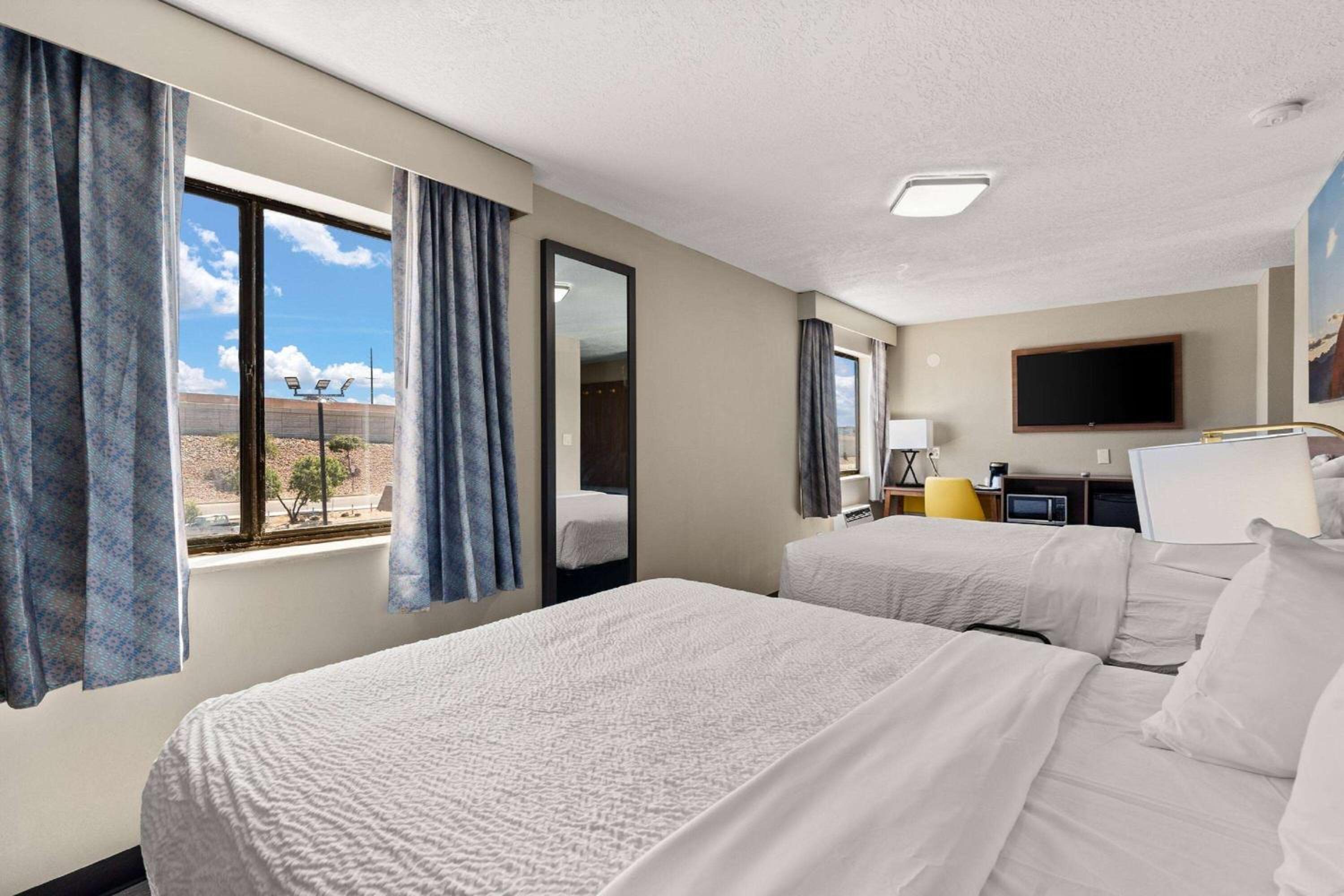 Queen Room with Two Queen Beds - Non-Smoking - Photo 2