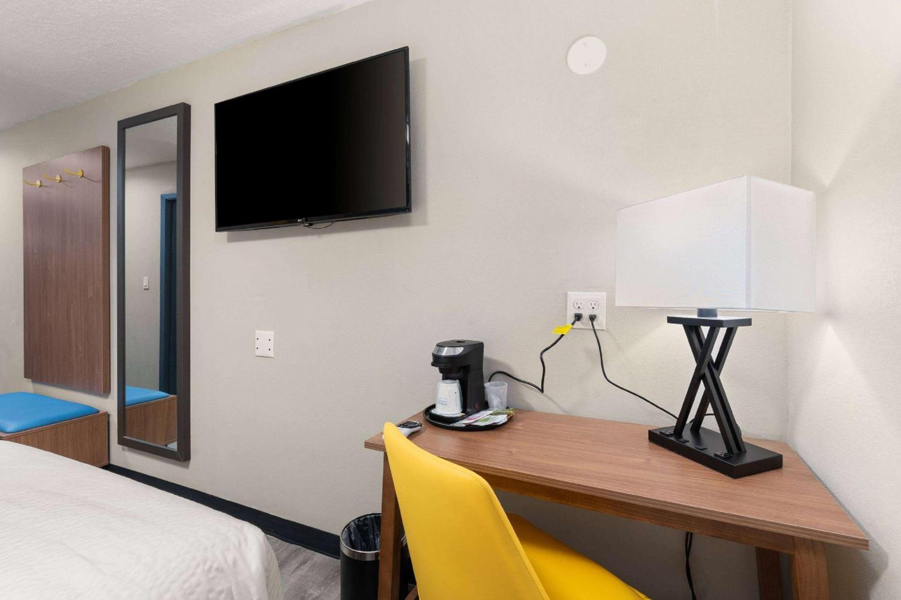 Double Room - Non-Smoking - Photo 7