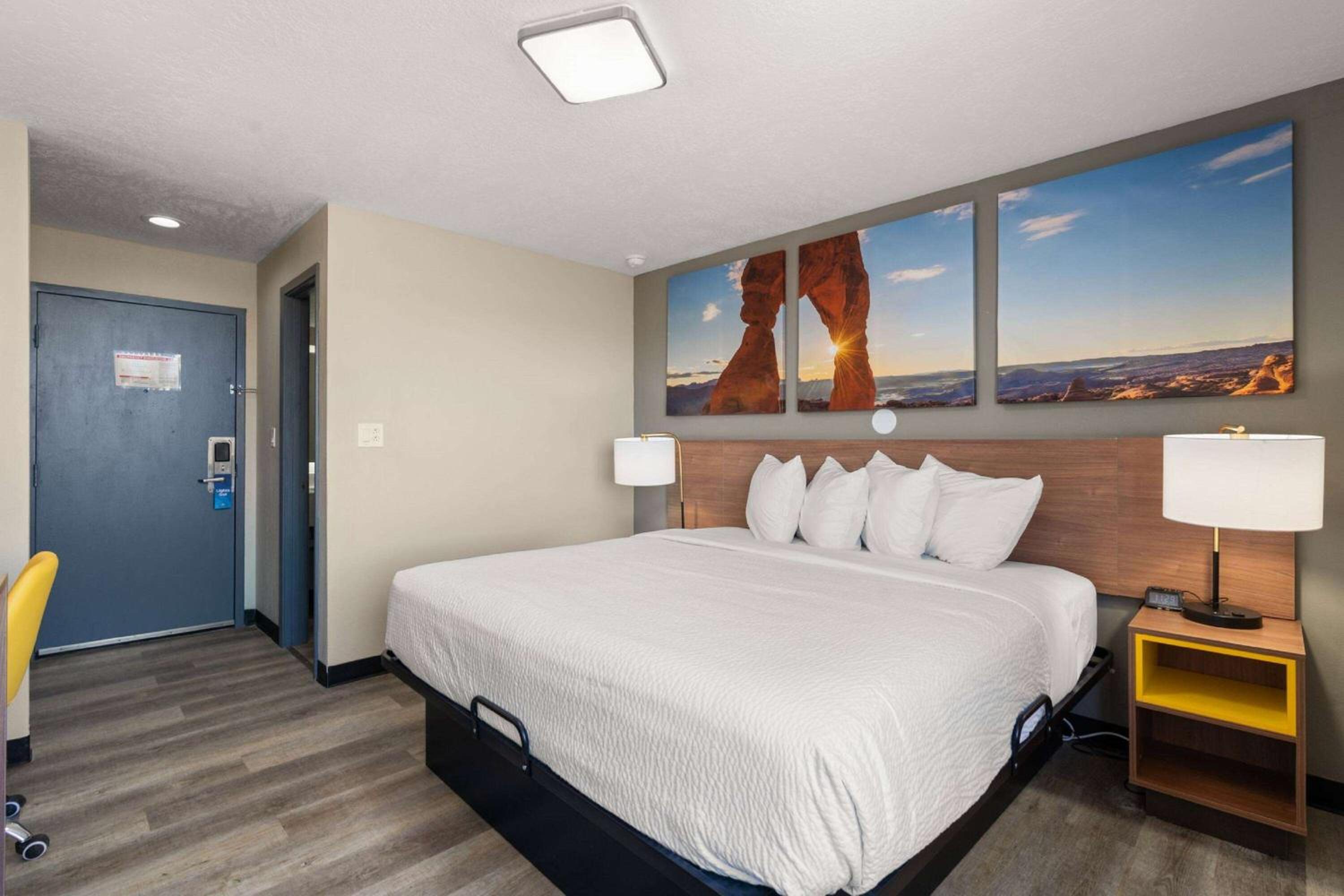 King Room - Non-Smoking - Photo 10
