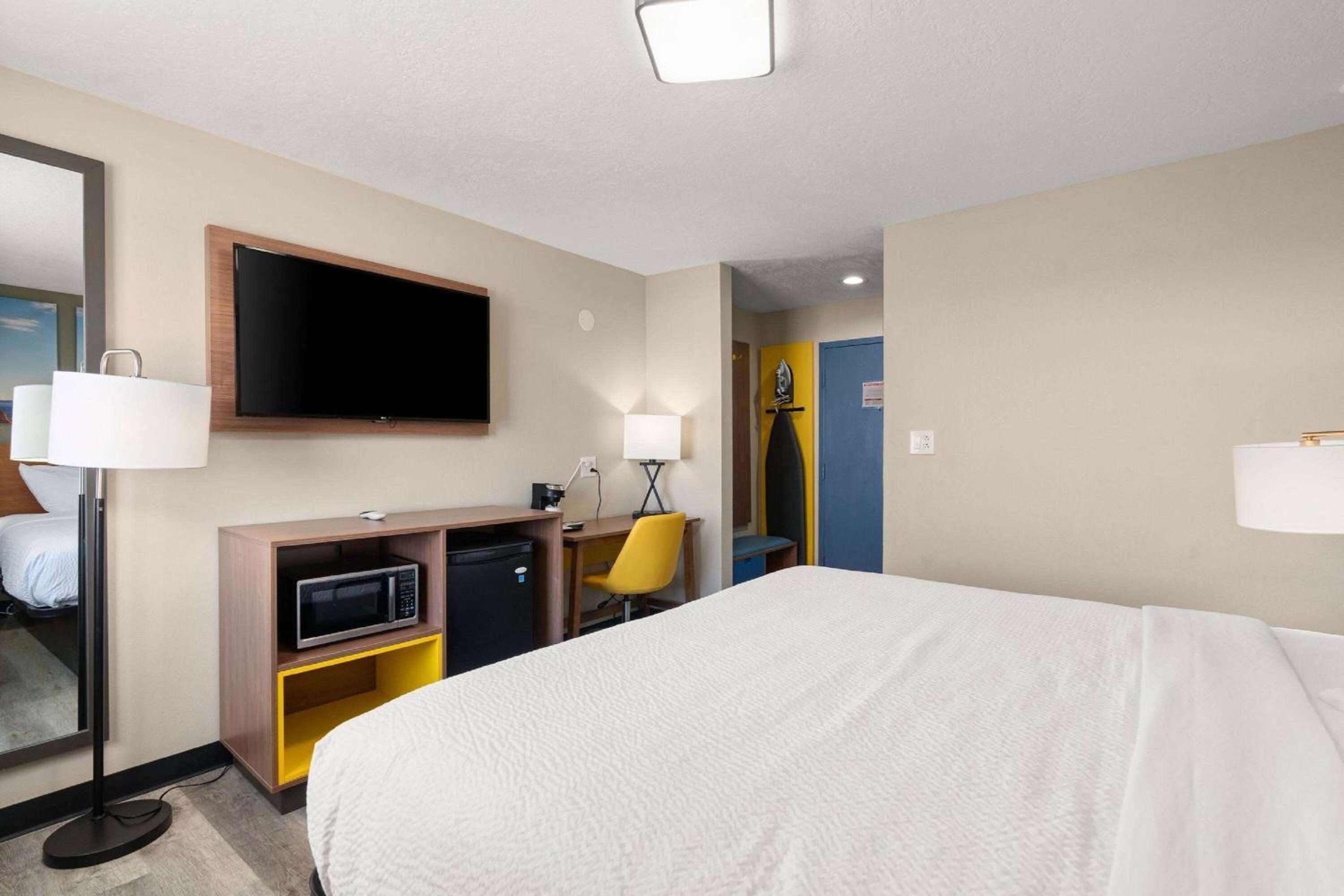 King Room - Non-Smoking - Photo 6