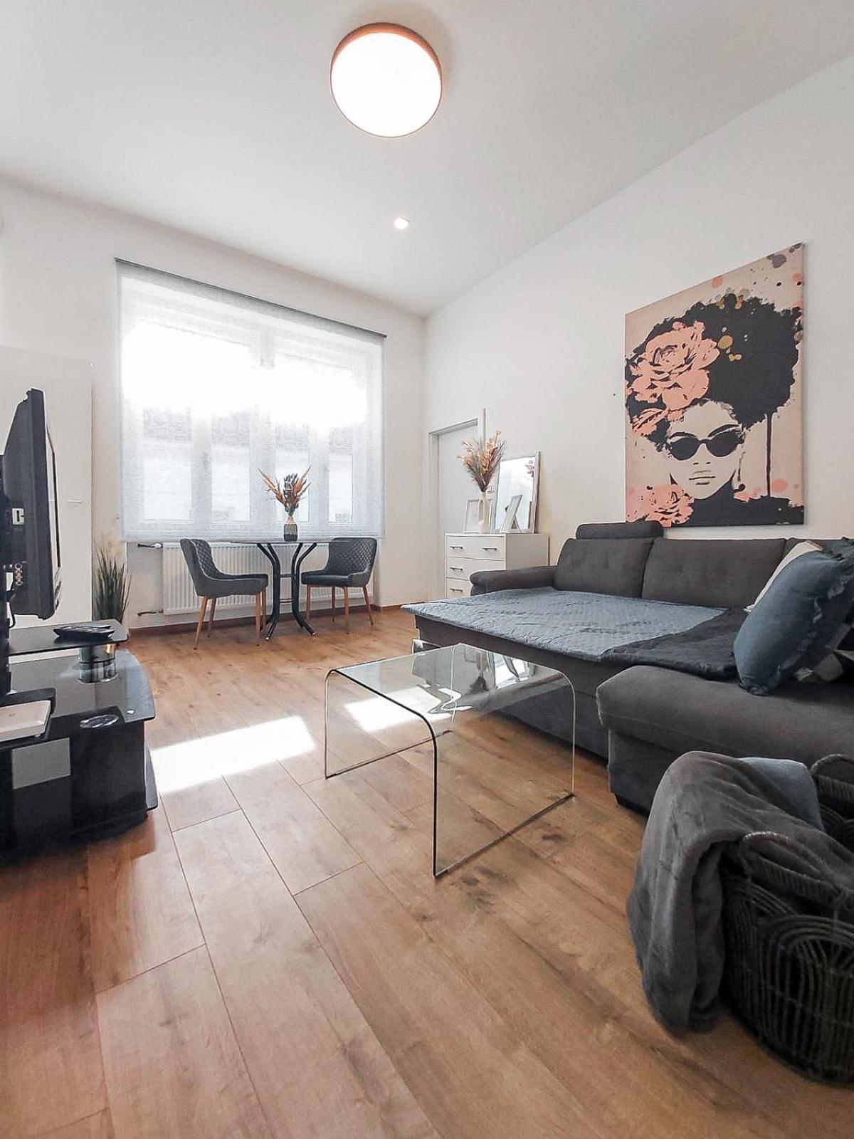 One-Bedroom Apartment photo 1